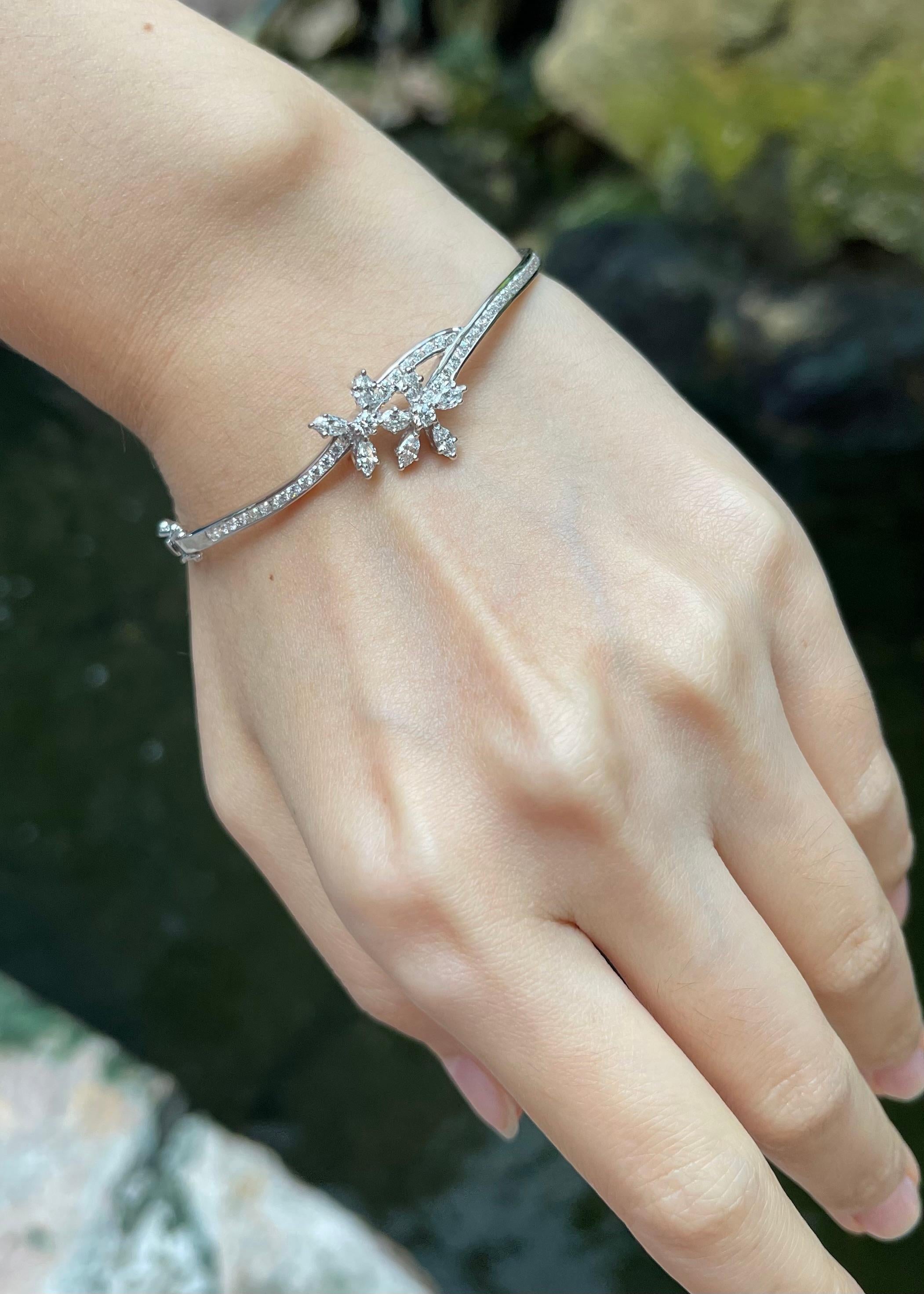 Diamantarmreif in 18K Weißgoldfassung im Zustand „Neu“ im Angebot in Bangkok, TH