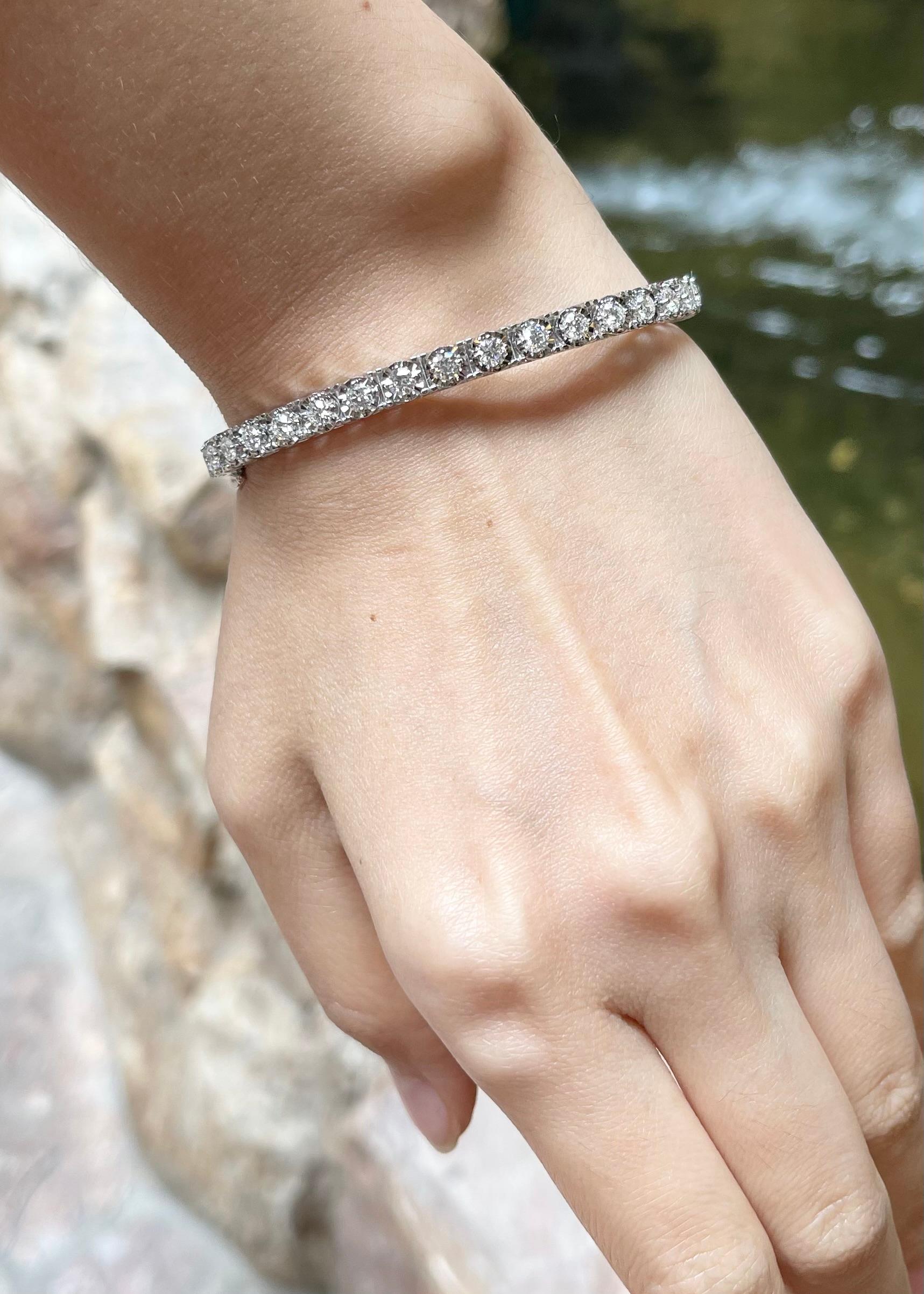 Donna Bangle con diamanti incastonati in oro bianco 18 carati in vendita