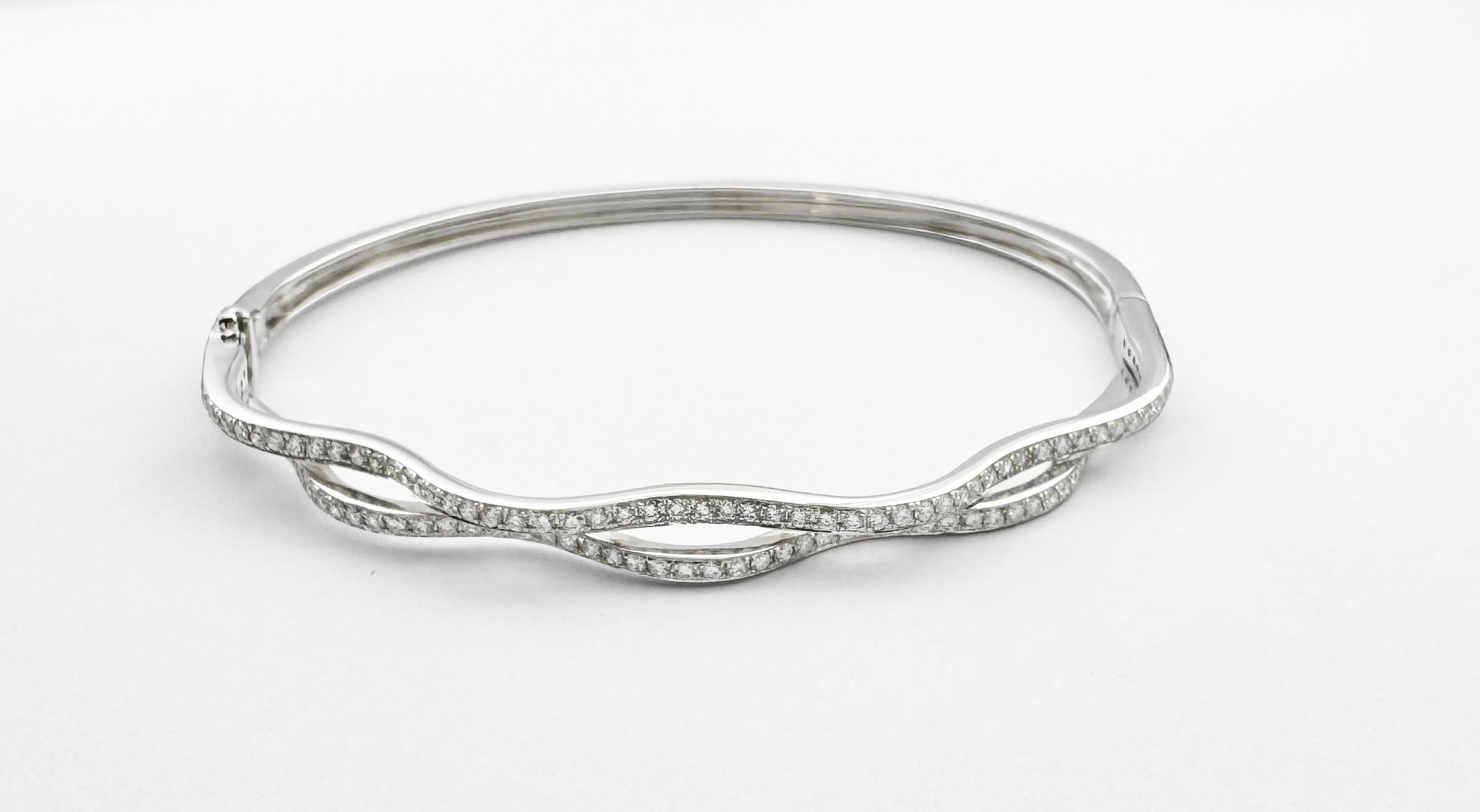 Diamond Bangle set in 18K White Gold Settings en venta 1
