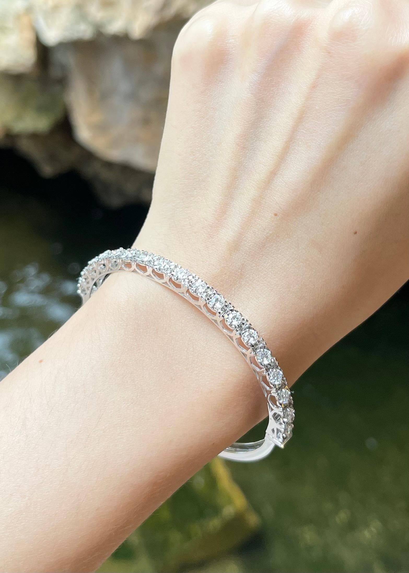 Bangle con diamanti incastonati in oro bianco 18 carati in vendita 1
