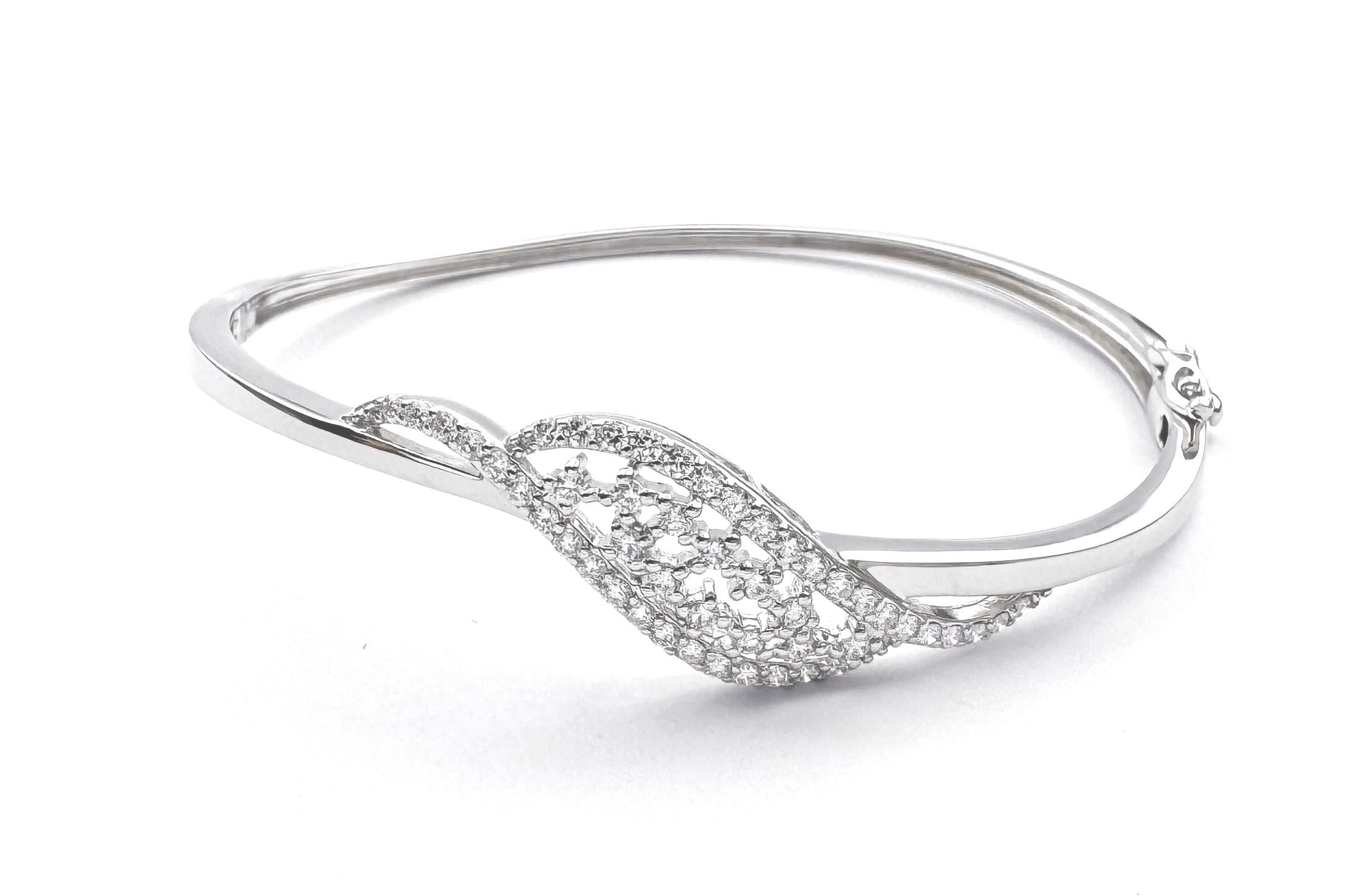 Bracelet en or blanc 18 carats serti de diamants en vente 1