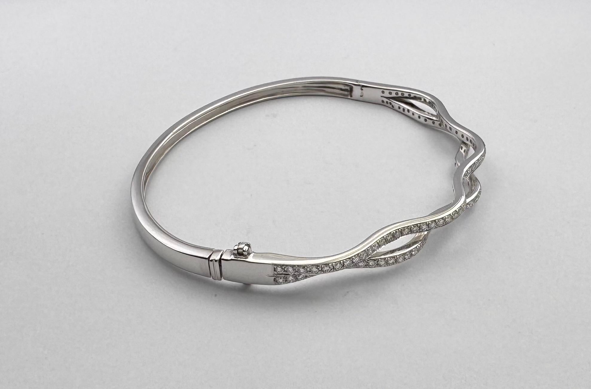 Diamond Bangle set in 18K White Gold Settings en venta 2
