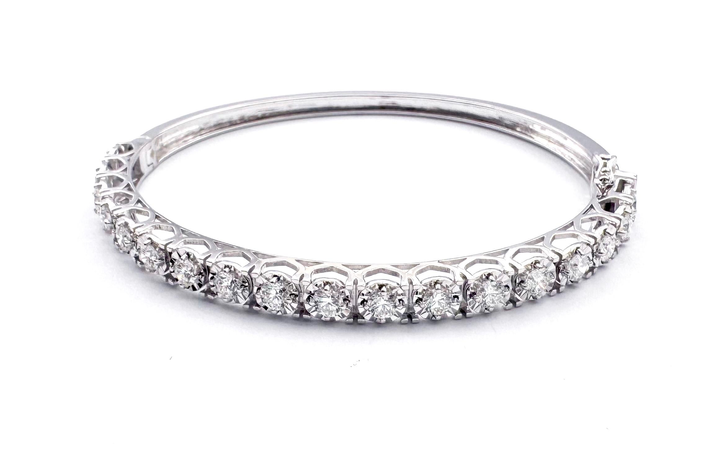 Bangle con diamanti incastonati in oro bianco 18 carati in vendita 2