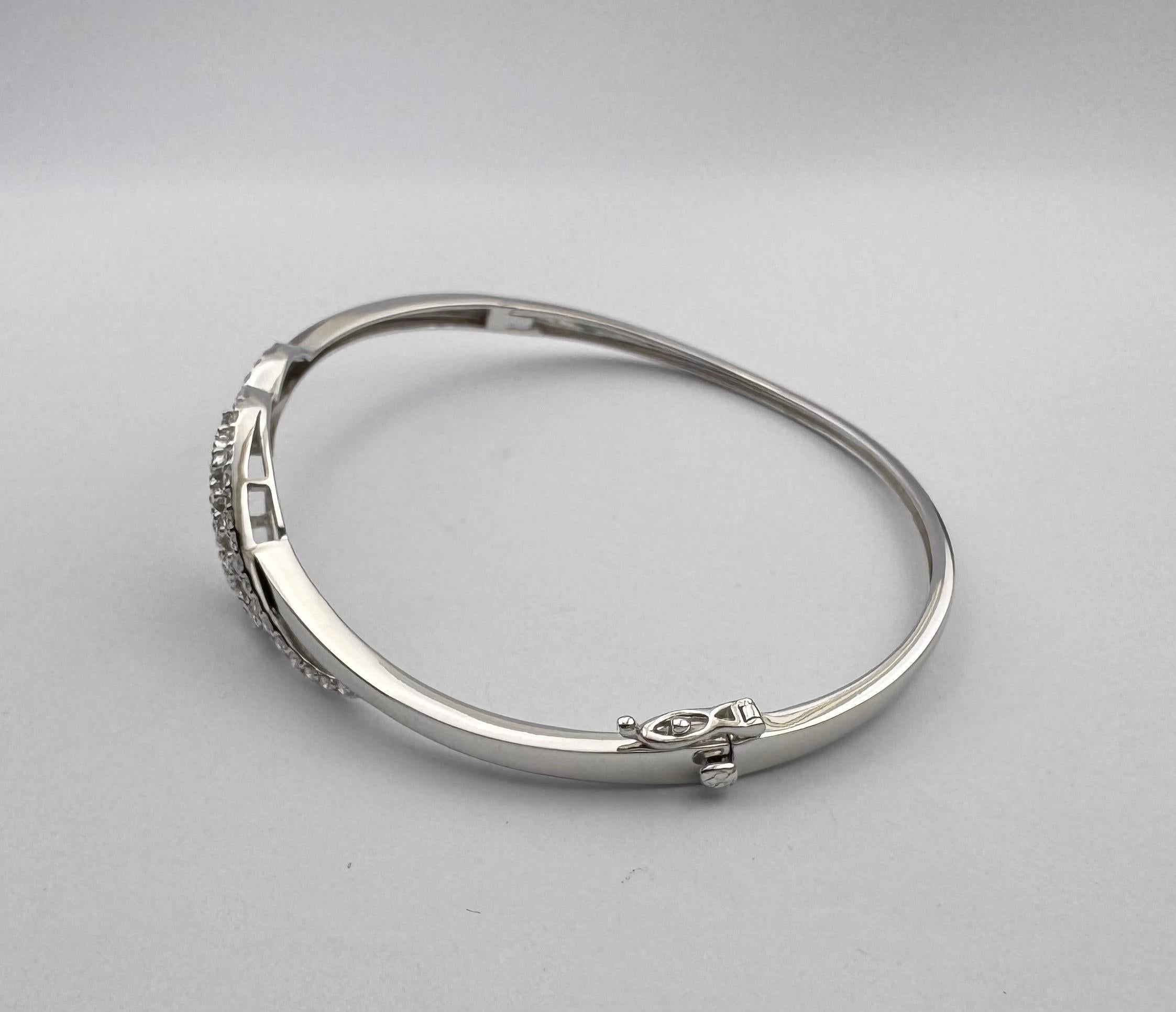 Bracelet en or blanc 18 carats serti de diamants en vente 2