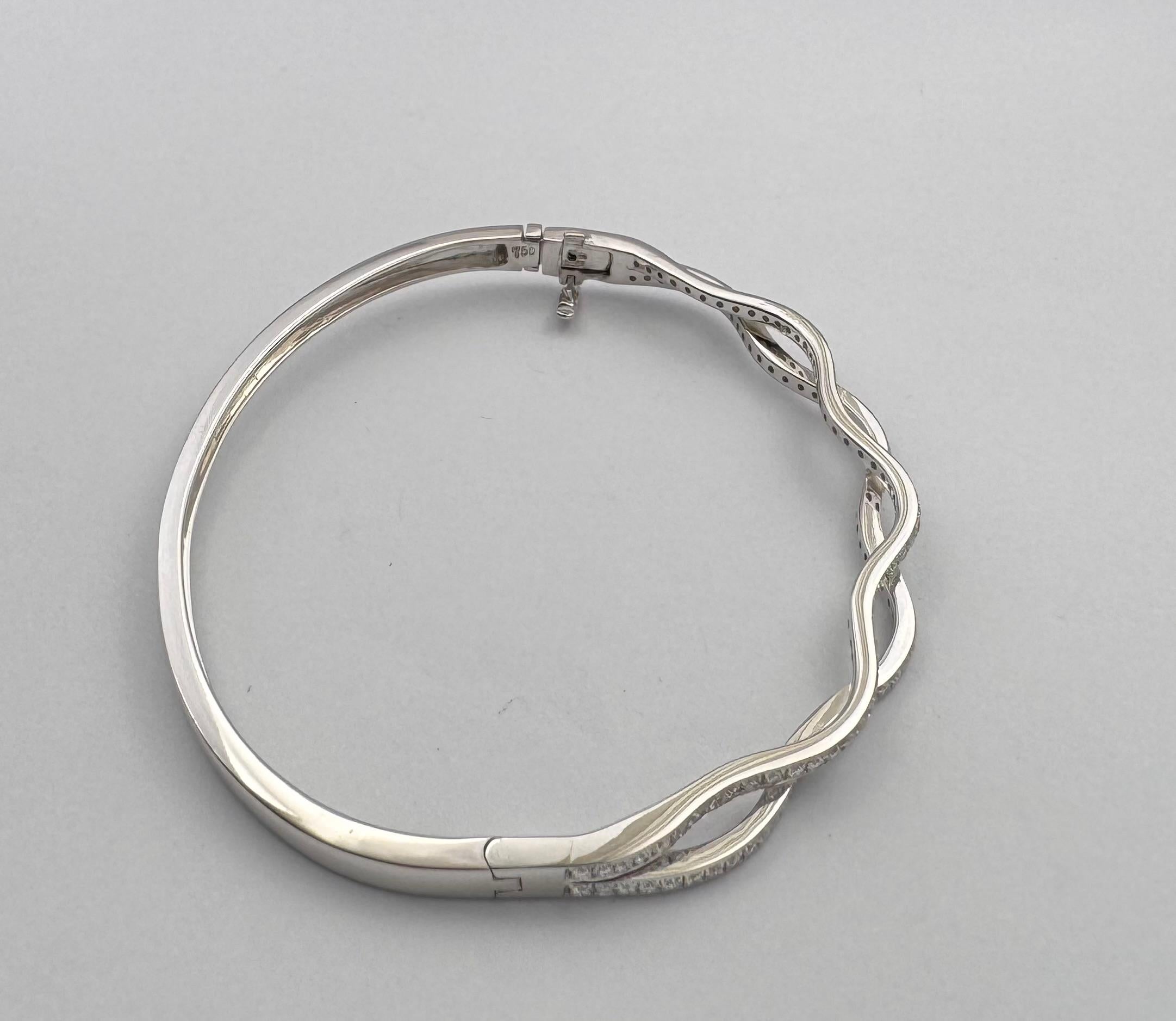 Diamond Bangle set in 18K White Gold Settings en venta 3