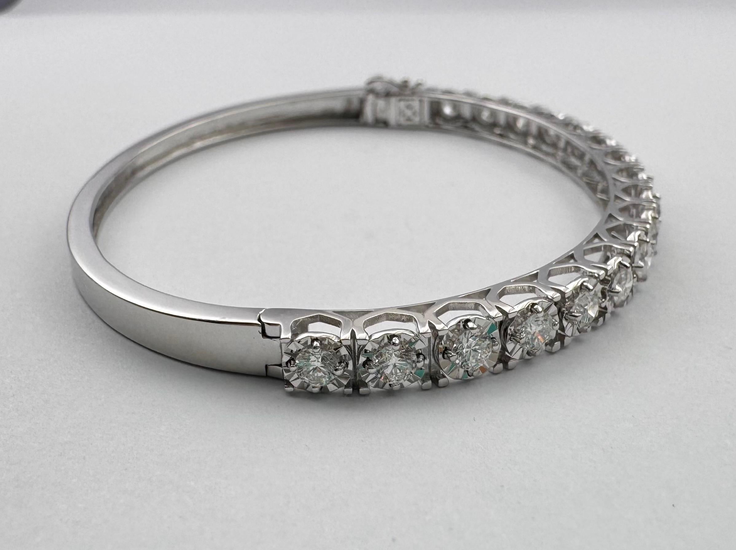 Bangle con diamanti incastonati in oro bianco 18 carati in vendita 3