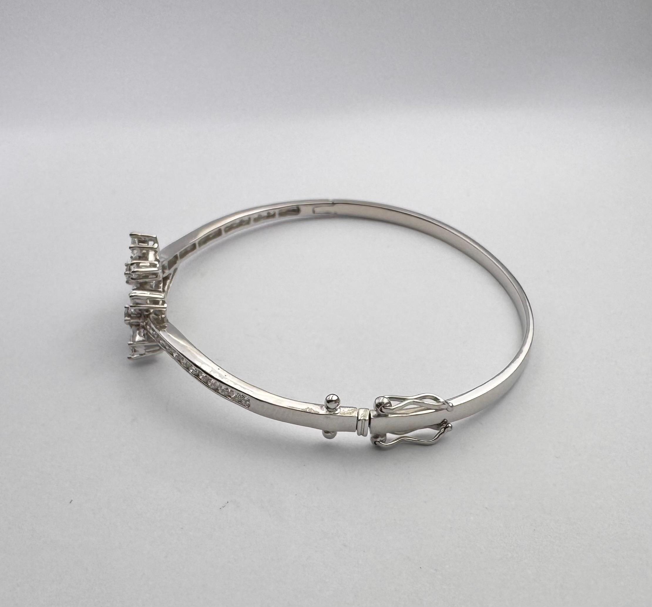 Diamantarmreif in 18K Weißgoldfassung im Angebot 3