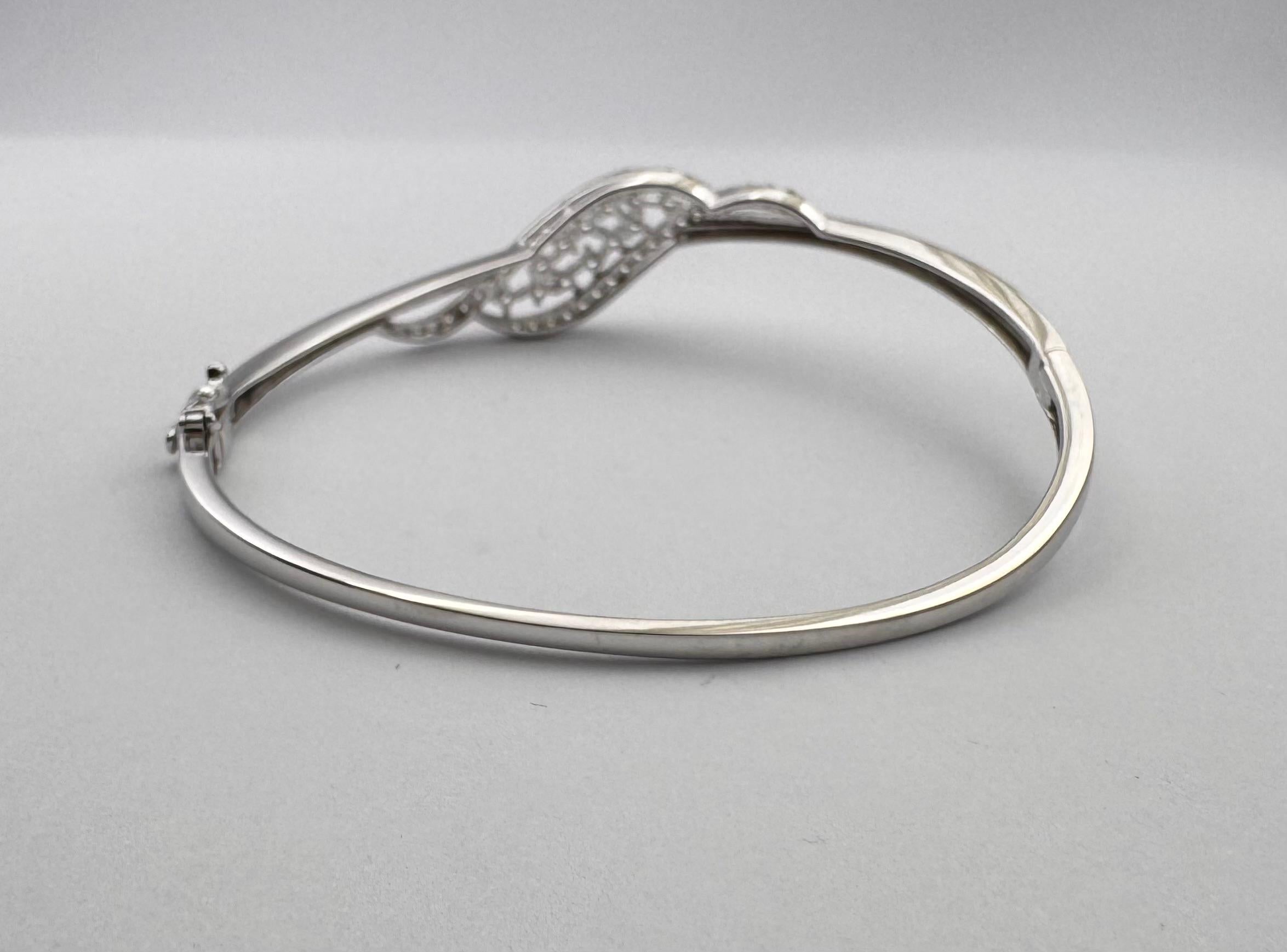 Bracelet en or blanc 18 carats serti de diamants en vente 3