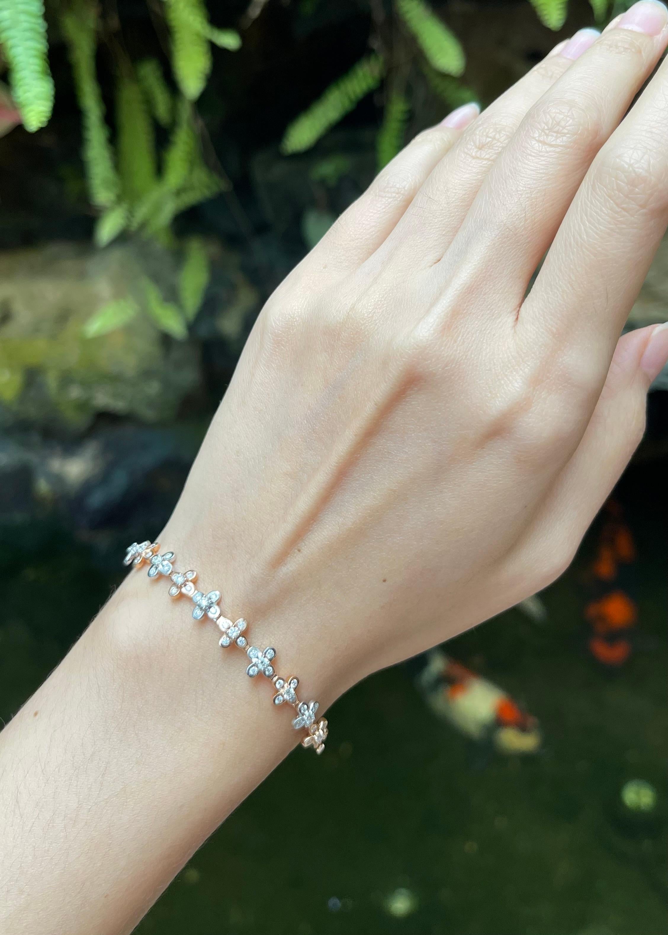 Diamant 0,96 Karat Armreif in 18K Weiß/Rose Gold Fassung

Breite:  0.8 cm 
Durchmesser: 5.3 cm
Gesamtgewicht: 10,37 Gramm

