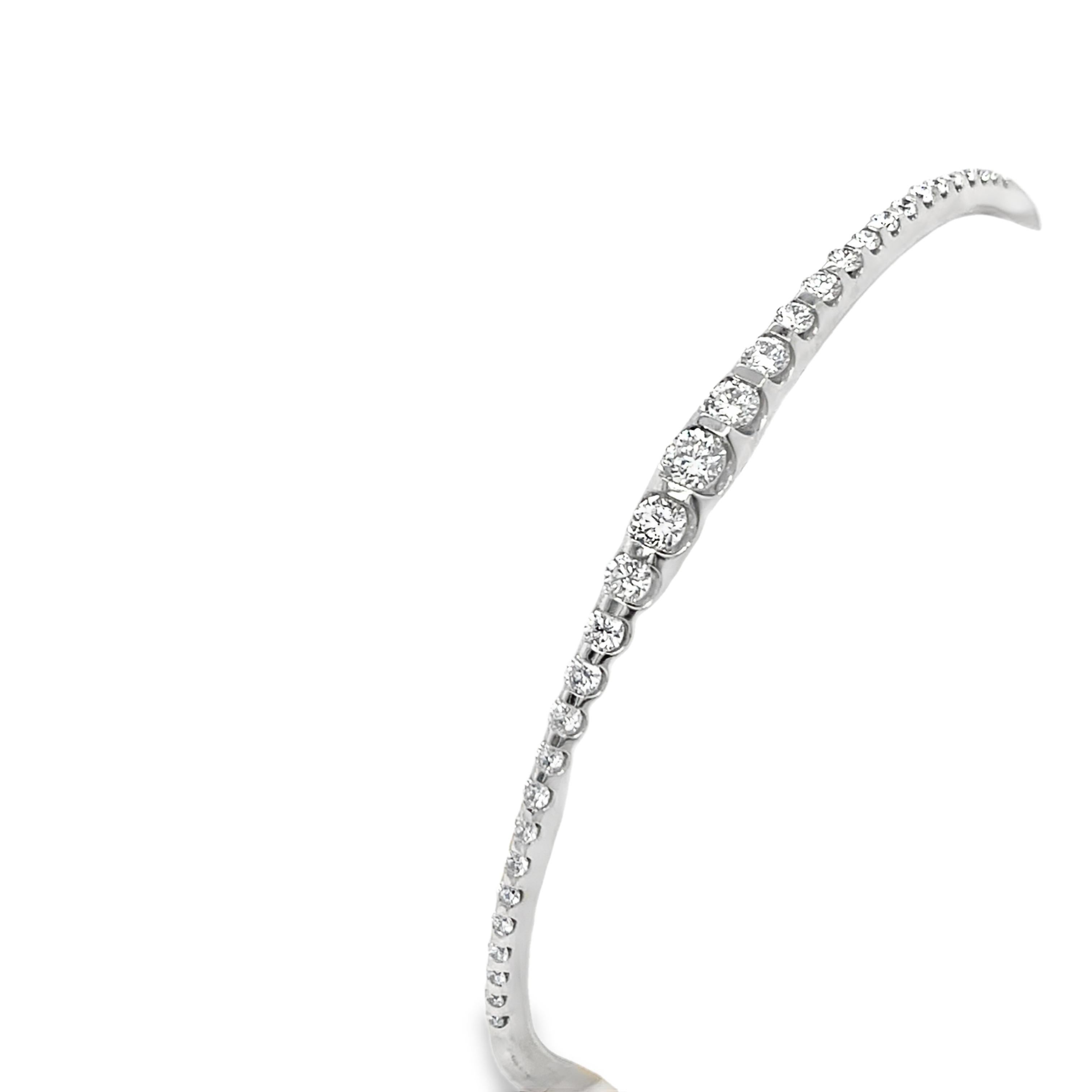 Round Cut Diamond Bangle Set With 0.90ct Natural Diamonds in 18ct White Gold For Sale