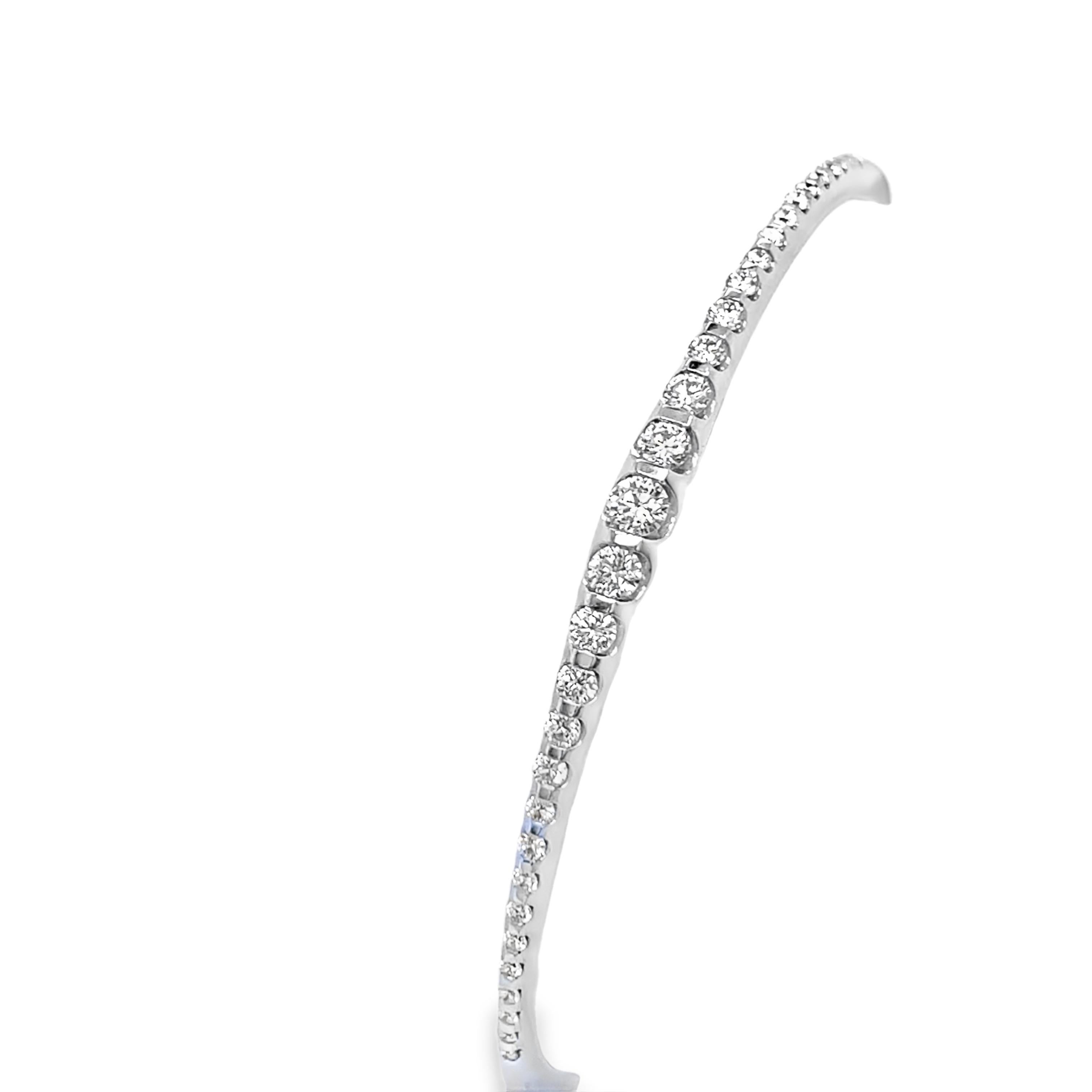 Diamond Bangle Set With 0.90ct Natural Diamonds in 18ct White Gold In Excellent Condition For Sale In London, GB