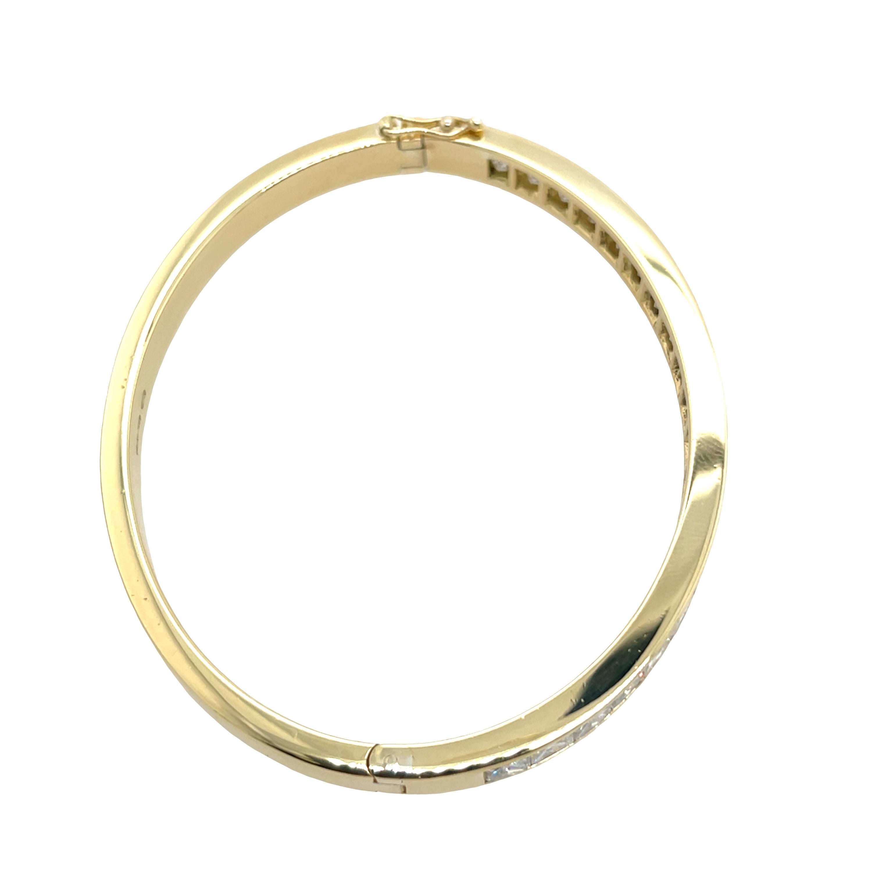 Rehaussez votre collection de bijoux avec ce luxueux bracelet en diamant, méticuleusement réalisé en or jaune 18ct et serti d'un total de 8,00 carats de diamants naturels de taille princesse. Les lignes épurées des pierres de taille princesse