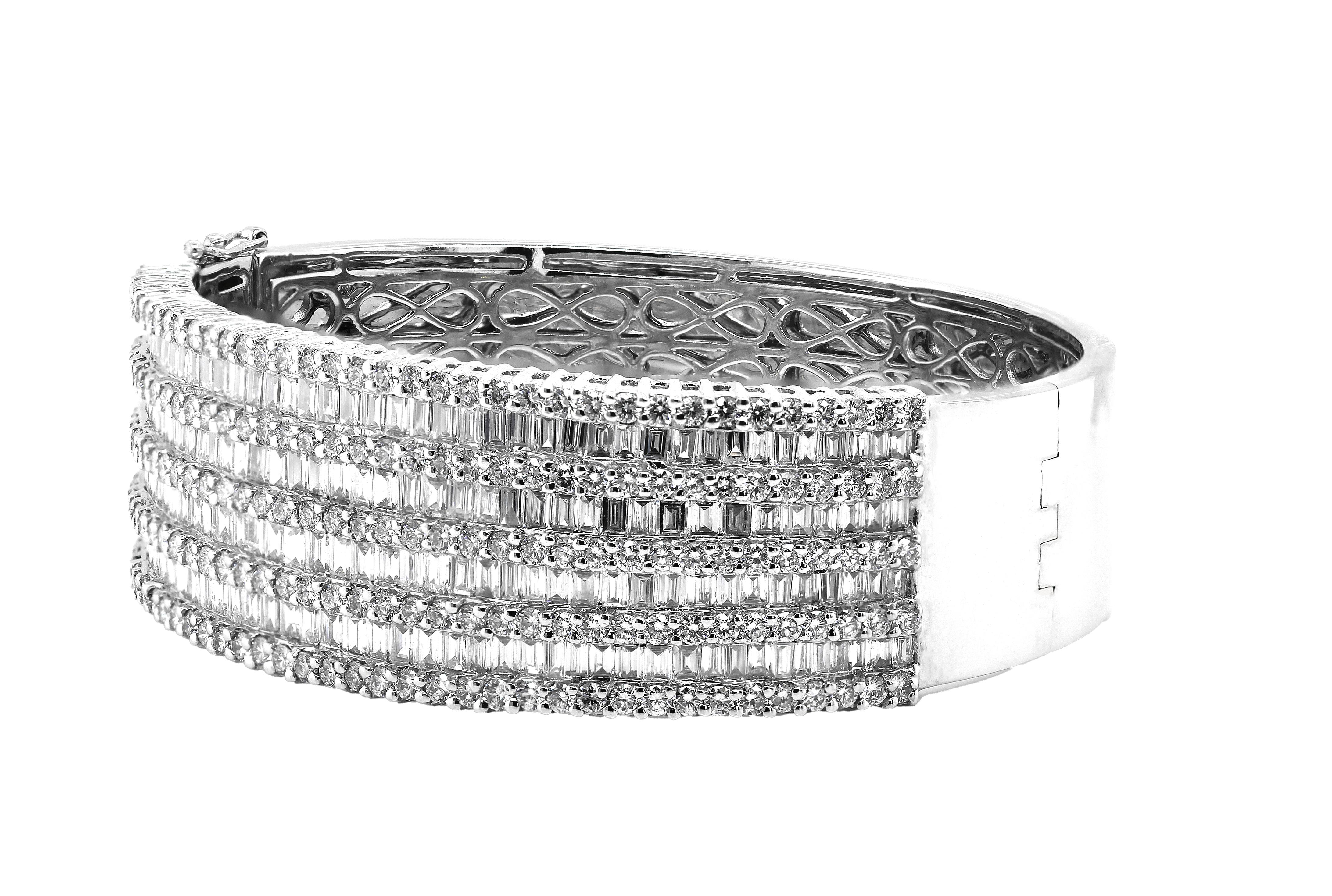 Taille ronde Bracelet large en or blanc 18 ct avec neuf rangées de diamants 11 ct en vente