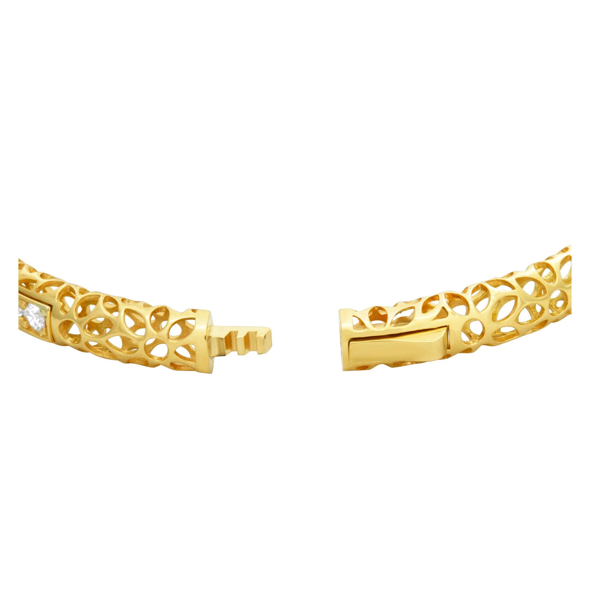 Donna Bangle con diamanti da 1,47 carati di colore G-H, purezza VS, incastonati in oro 18 ct. in vendita