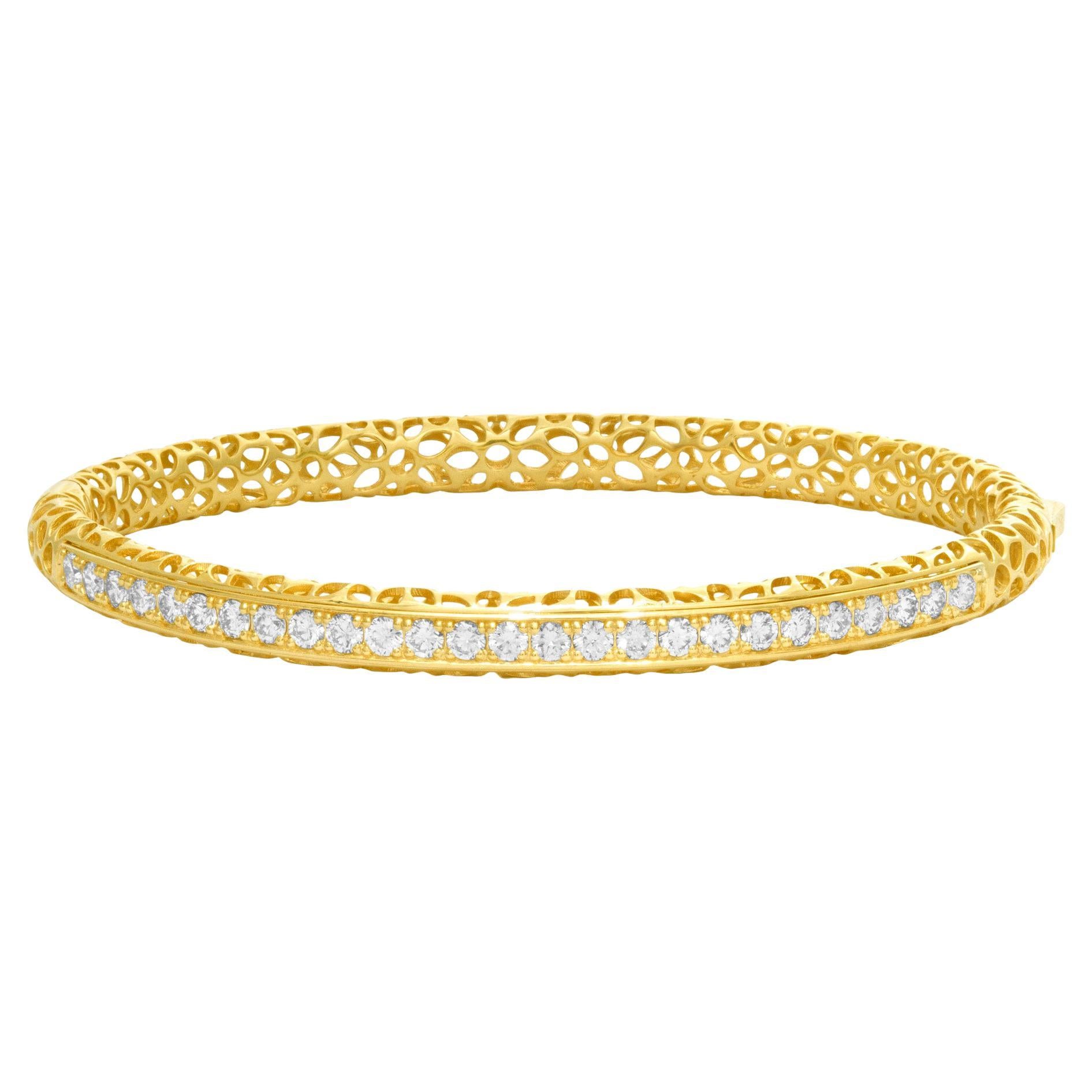 Diamond Bangle with 1.47 Cts in Diamonds 'G-H Color, VS Clarity' Set in 18k Gold For Sale