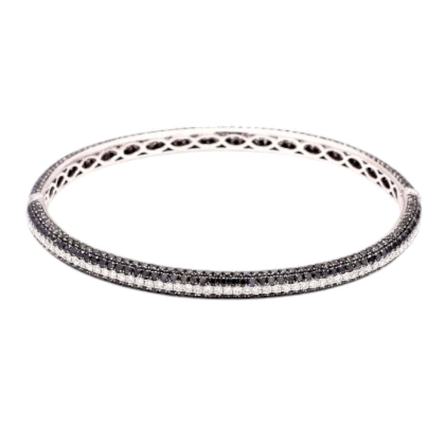 Brilliant Cut Diamond Bangle with Round Brilliant Multi-Stone Design For Sale