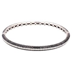 Bangle con diamanti e design a più pietre a forma di brillante rotondo