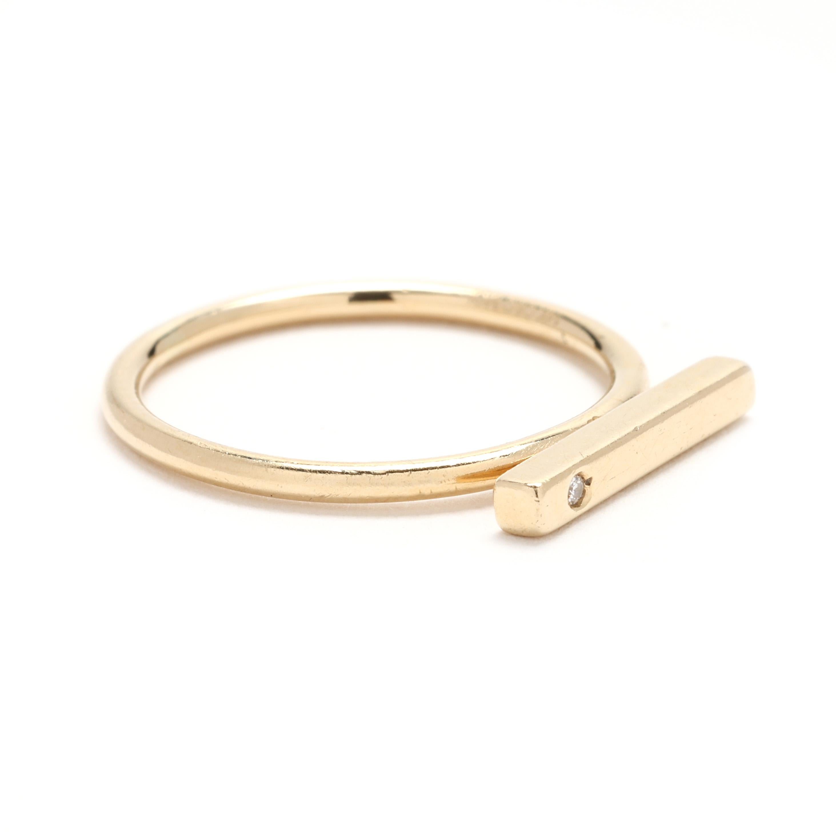 Eleva tu colección de joyas con este elegante y moderno anillo de banda con barra de diamantes, elaborado en radiante oro amarillo de 14k. Con una hilera de diamantes brillantes engastados en un diseño de barra minimalista, este anillo de talla 5,25