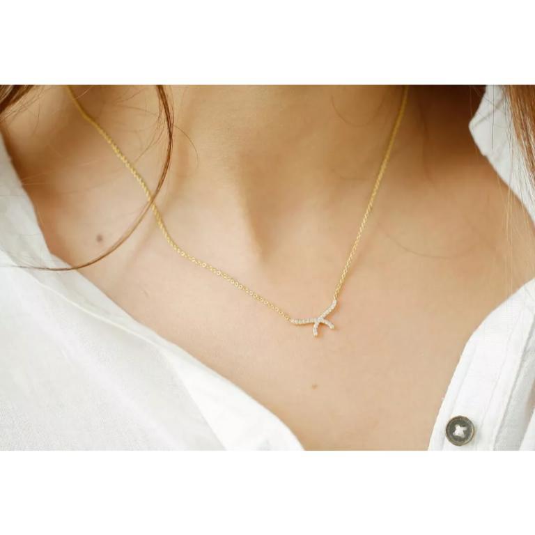 Collana Diamond Bar Dainty Curved Bar in oro massiccio 14k In condizioni Nuovo in vendita a Chicago, IL