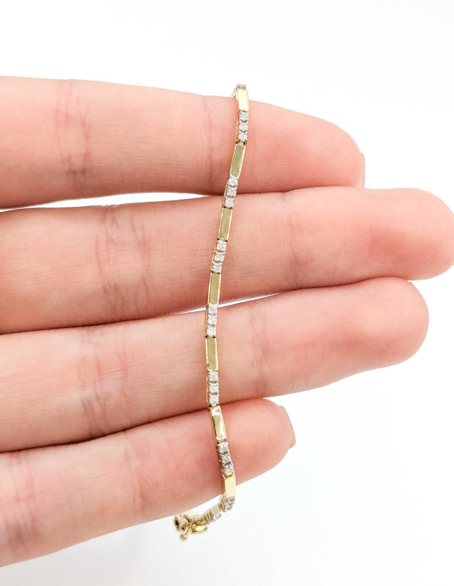 Diamond Bar Link Bracelet in 14k Yellow Gold Corte redondo en venta