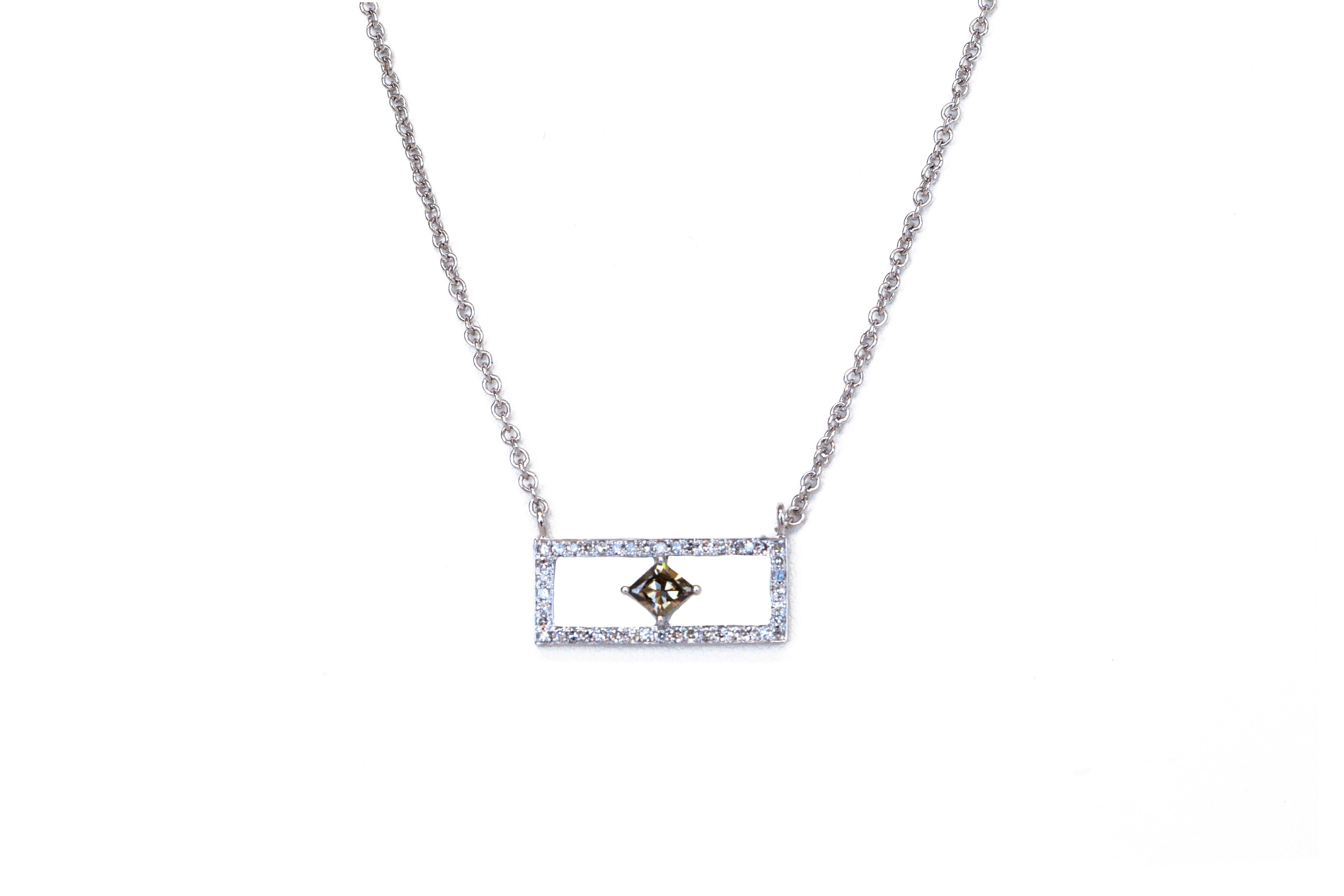 Collana con barretta di diamanti e scudo di diamanti colorati In condizioni Nuovo in vendita a Houston, TX