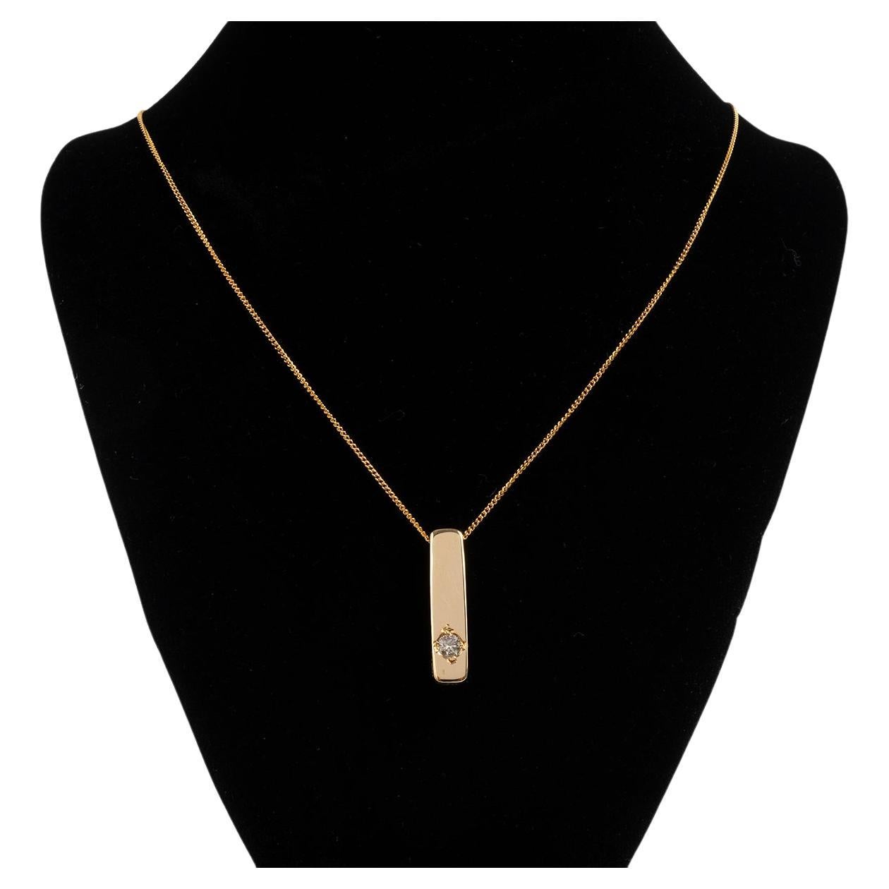 Wir freuen uns, Ihnen ein einzigartiges Stück aus unserer sorgfältig kuratierten Vintage & Prestige Schmuckkollektion präsentieren zu können: Diese Halskette hat einen Diamanten Anhänger gesetzt ist 14 Karat Gelbgold Messung 25mm. Die Kette ist aus