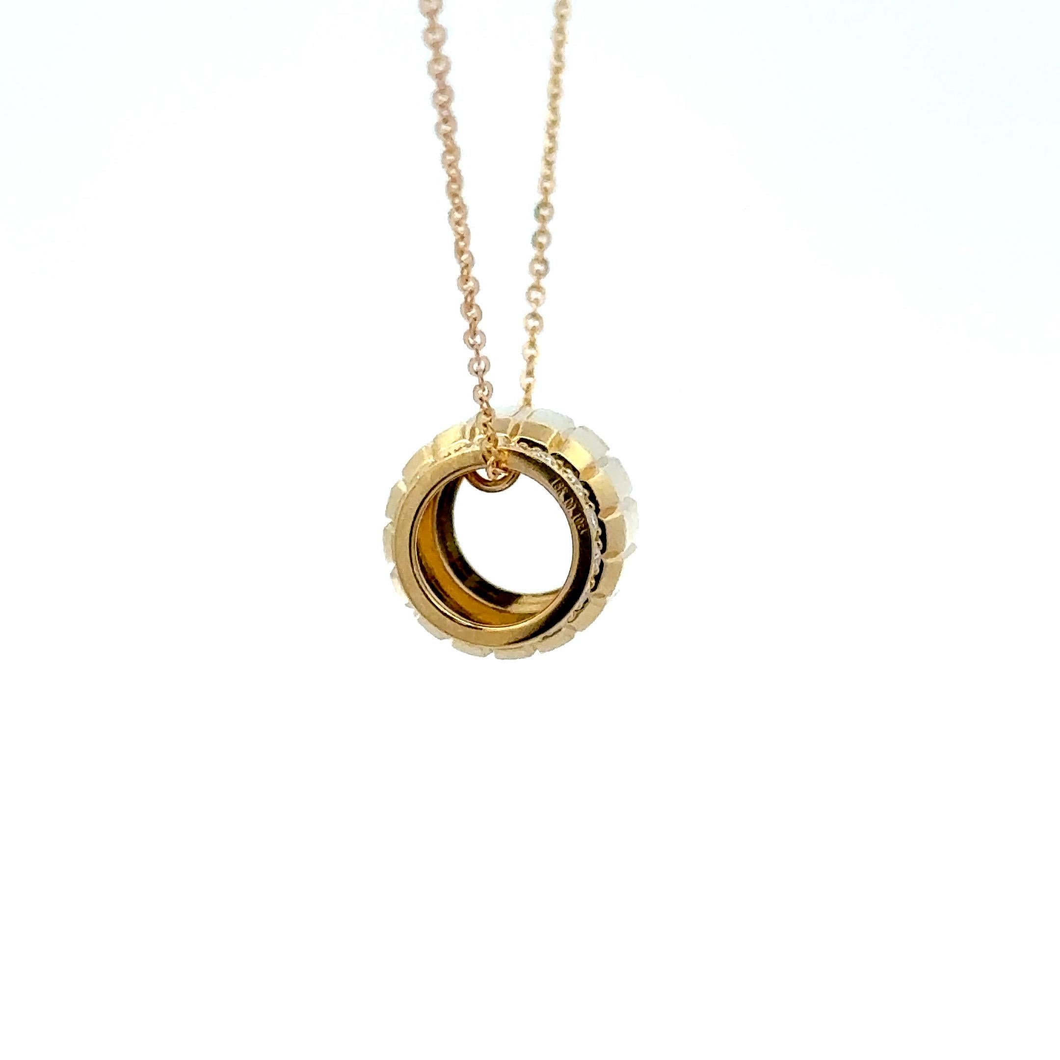 Il lusso raffinato incontra il design moderno in questa splendida collana con ciondolo a barile realizzata in oro giallo 18 carati, con un peso di 3,29 grammi. L'audace barilotto d'oro scolpito è impreziosito su entrambi i bordi da una scintillante