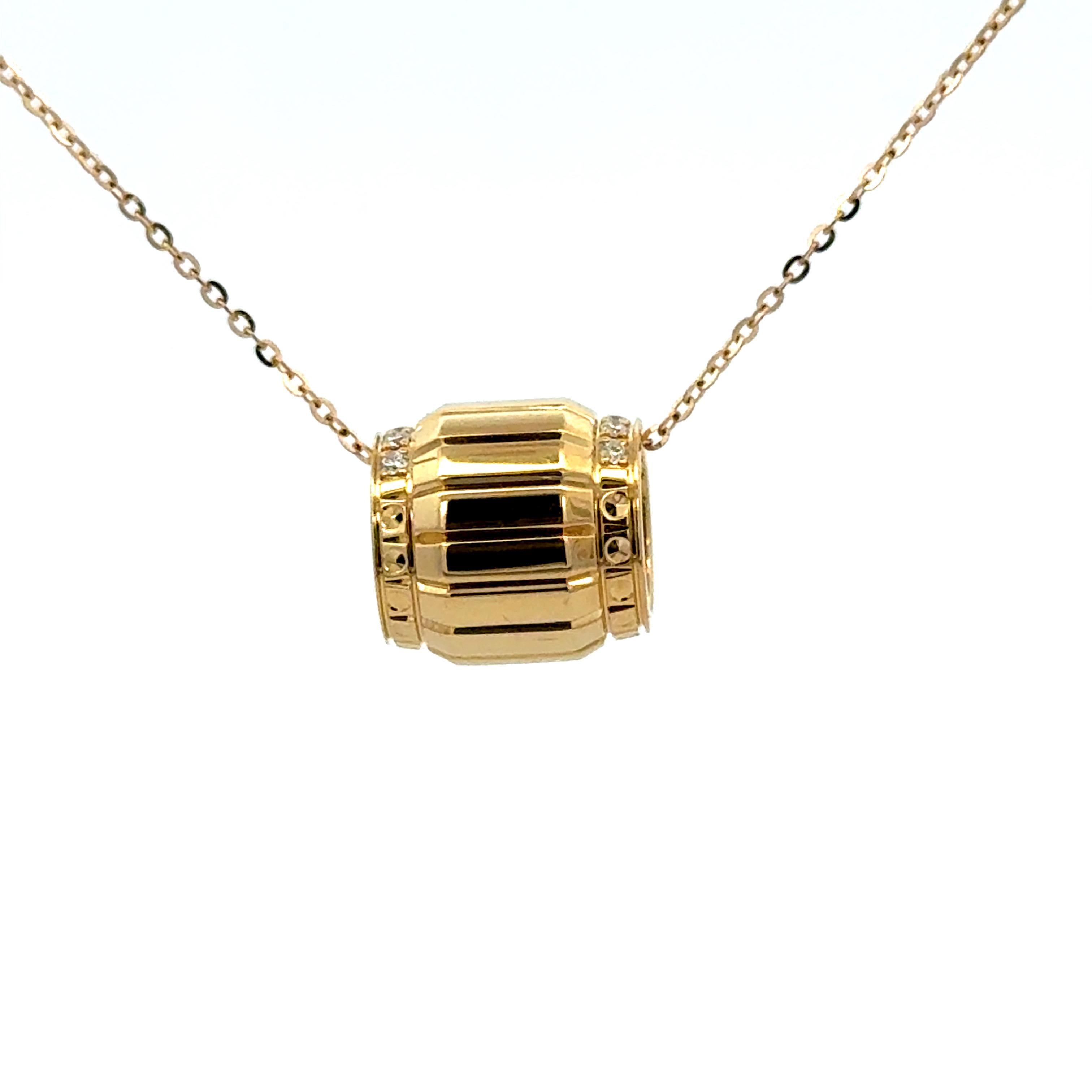 Collana con ciondolo a barile con diamanti da 0,10 carati in oro giallo 18 carati da 3,29 grammi In condizioni Nuovo in vendita a New York, NY