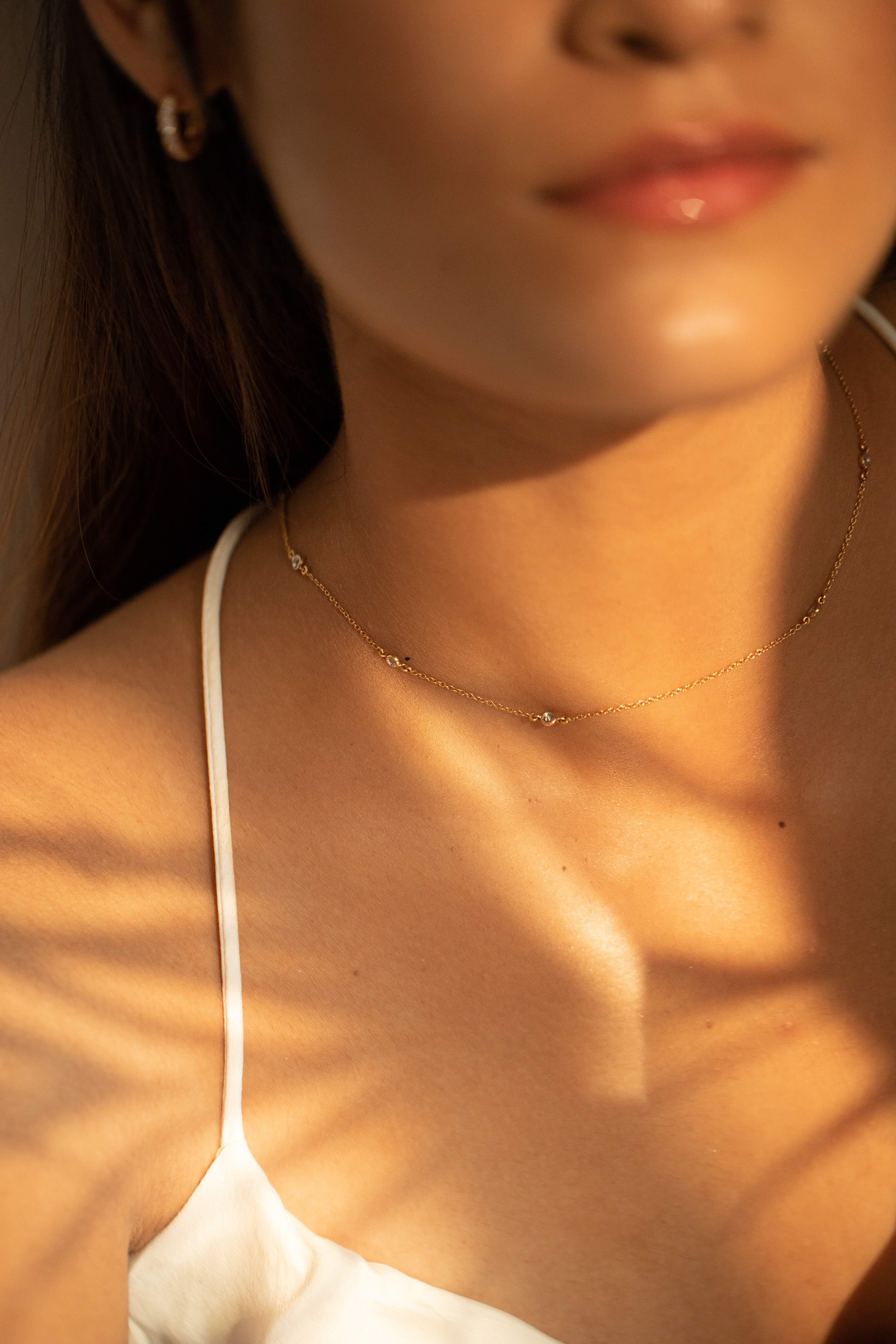 Diamant-Halskette aus 18 Karat Gold, besetzt mit Diamanten mit rundem Schliff.
Ergänzen Sie Ihren Look mit dieser eleganten Diamantperlenkette. Dieses atemberaubende Schmuckstück wertet einen Freizeitlook oder ein elegantes Outfit sofort auf. Bequem