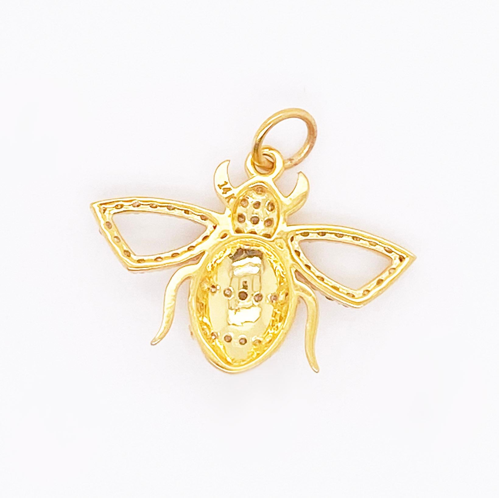 Contemporain Pendentif abeille en or jaune avec diamants et breloque bourdon en pavé de diamants de 0,37 carat