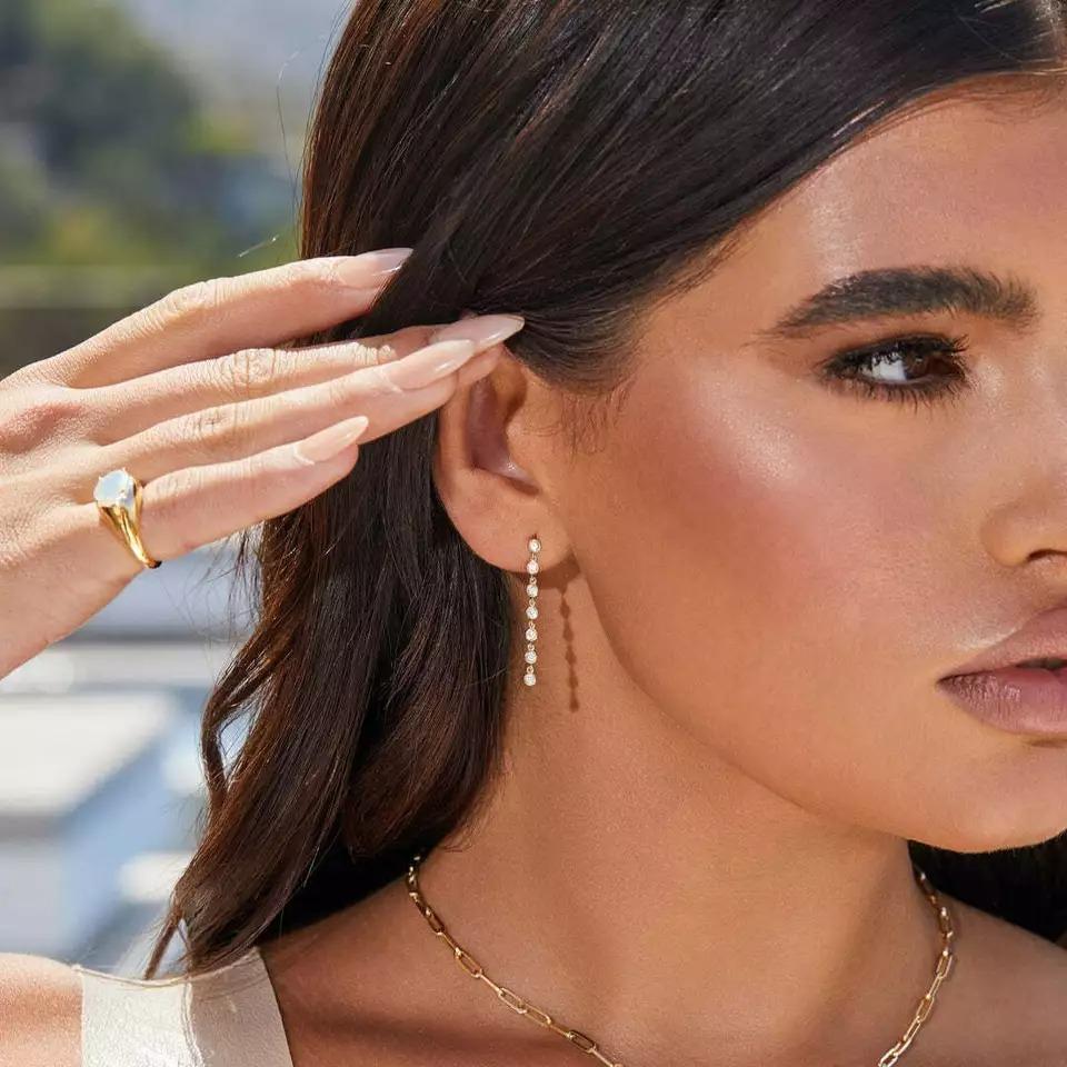 Diamond Bezel Chain Drop Earring 14K Solid Yellow Gold Diamond Dangle Earrings
Size: 32 mm Approx
Width: 3 mm Approx.
Diamond Weight: : 0.40 Cts Approx
Diamond Size: 1.8 mm Approx
Light weight can be worn everyday

Additional information:
Condition: