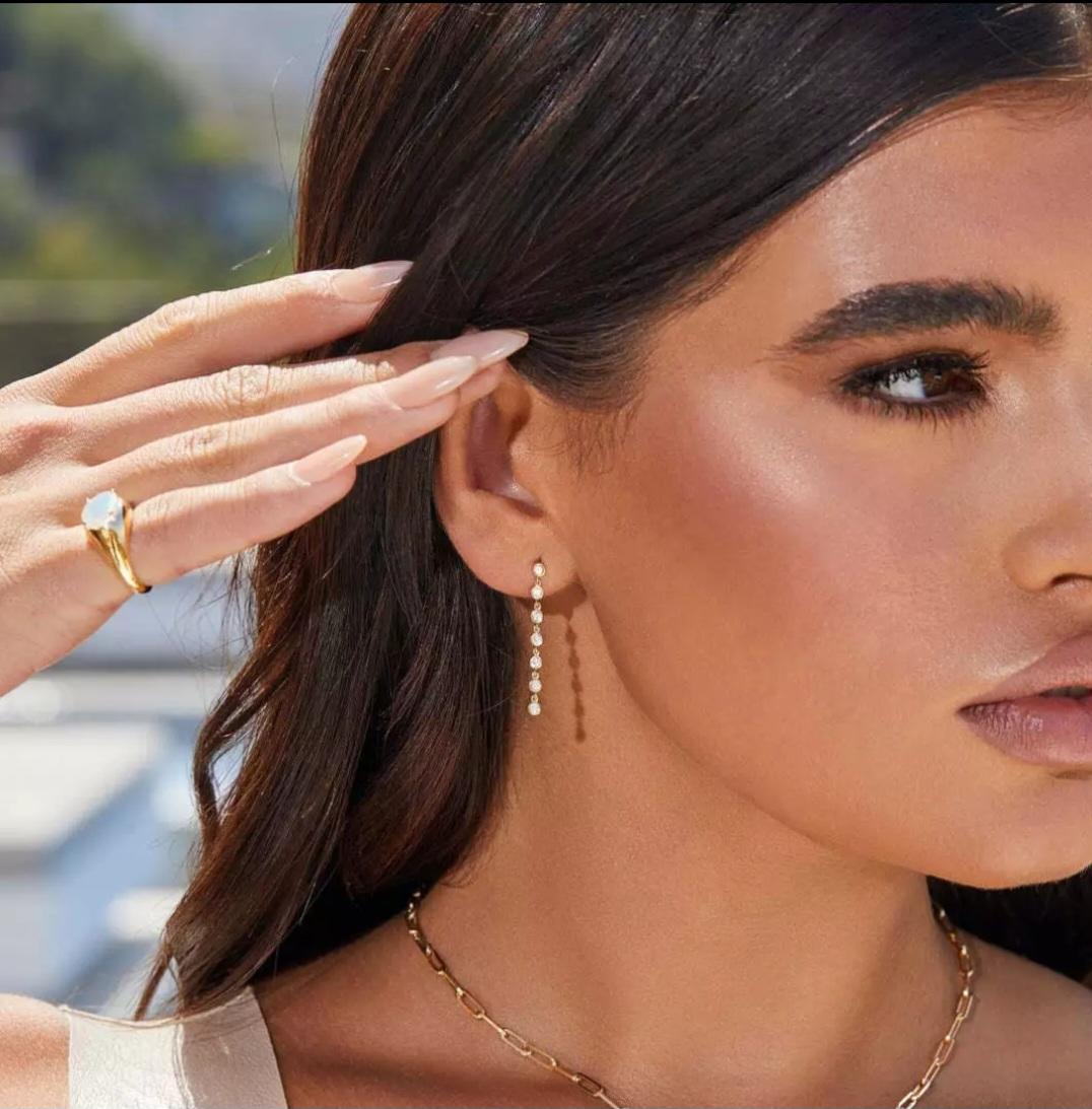 Boucles d'oreilles pendantes en or jaune massif 14K avec diamants. en vente 1