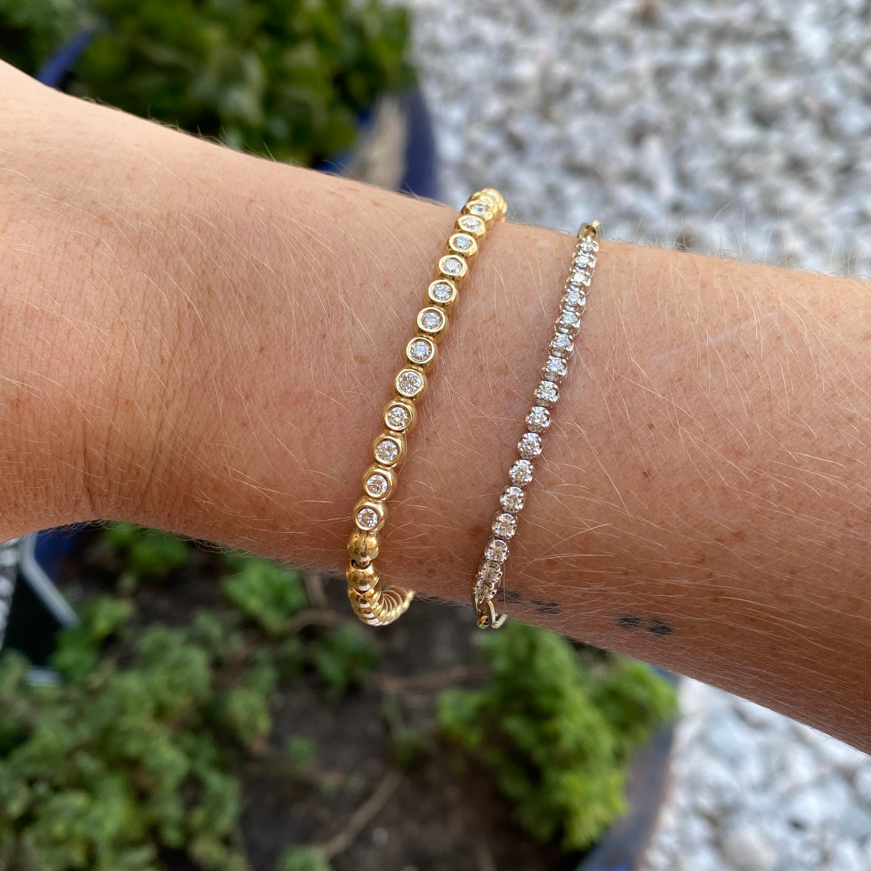 Élégant, élégant et fin, ce bracelet est orné d'un motif géométrique alterné pour un look intemporel. Les belles pièces de malachite ont des bandes qui semblent briller avec l'éclat des verts ! Chaque pièce de malachite utilisée présente un motif