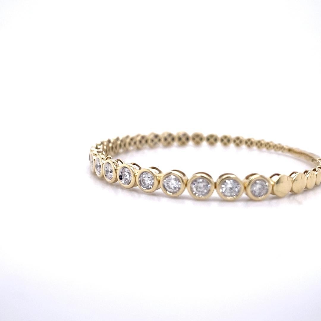 Taille ronde Bracelet flexible en or jaune 14K avec lunette en diamant, 1.8 carats, lunette en vente
