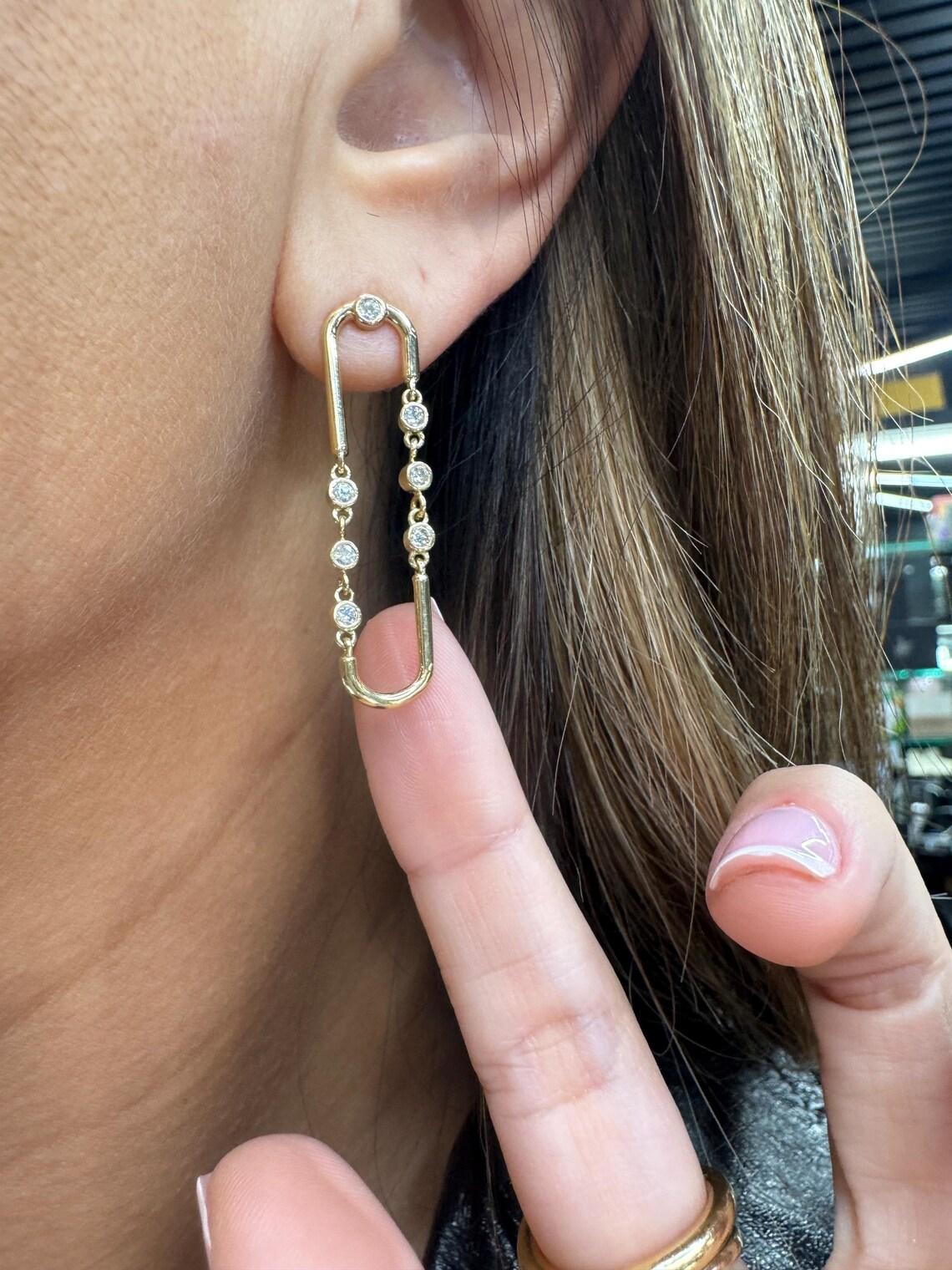 Boucles d'oreilles pendantes en or jaune 14 carats présentant un motif de trombone avec 12 brillants ronds en serti clos pesant 0,39 carats, 5,12 grammes. 

Plus de boucles d'oreilles, colliers et bracelets Paperclip en stock.
Message pour photos et