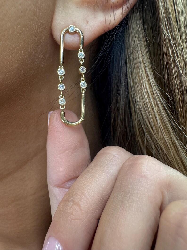 Contemporain Pendants d'oreilles pendants en or jaune 14 carats avec chaton en diamants 0,39 carat en vente