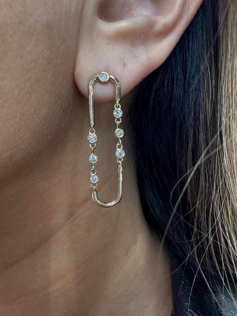 Taille ronde Pendants d'oreilles pendants en or jaune 14 carats avec chaton en diamants 0,39 carat en vente