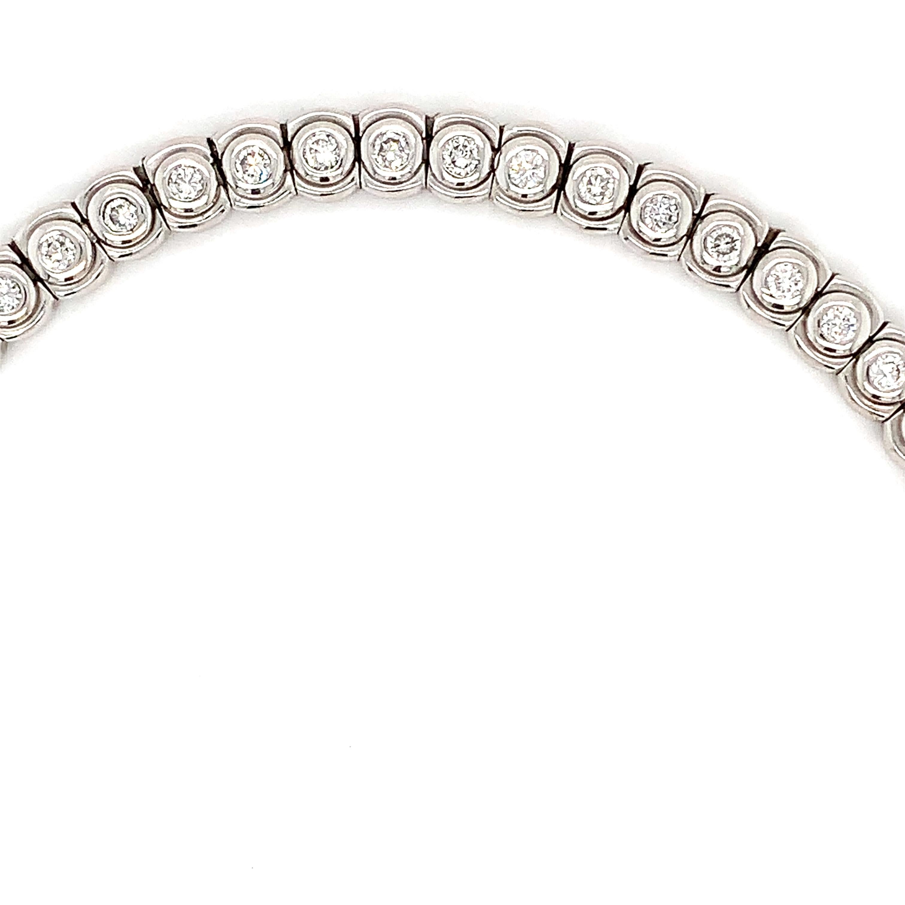 Diamond bezel rub over tennis bracelet 18k white gold In New Condition For Sale In London, GB