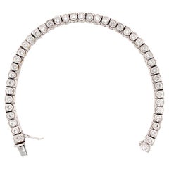 Brazalete de tenis de oro blanco de 18 quilates con roce de bisel de diamantes