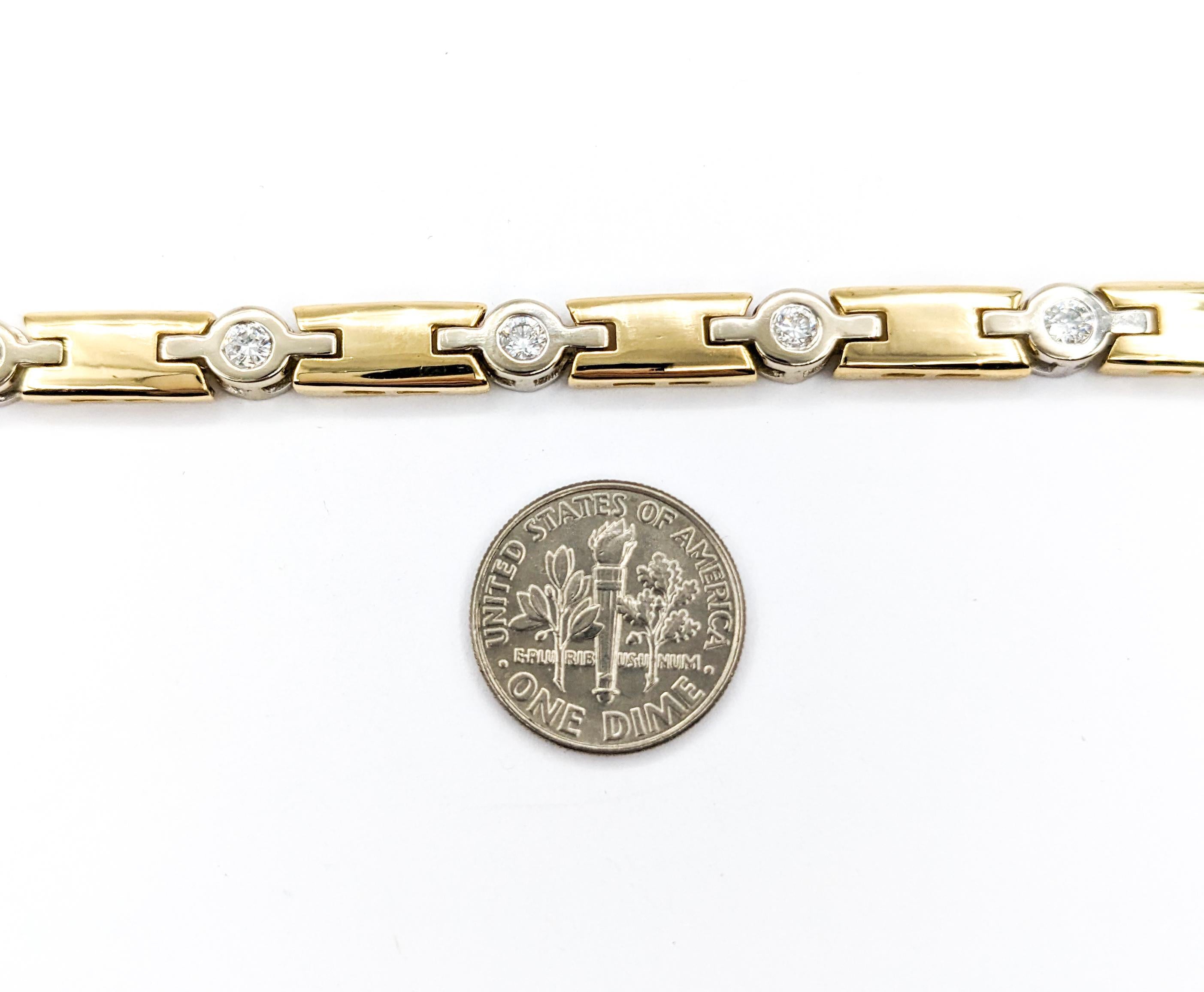 Diamant-Armband mit Lünette in zweifarbigem Gold

Dieses atemberaubende Diamantarmband aus zweifarbigem 14-karätigem Gold bietet einen vielseitigen und raffinierten Look, der sich sowohl mit silbernen als auch goldenen Accessoires kombinieren lässt.