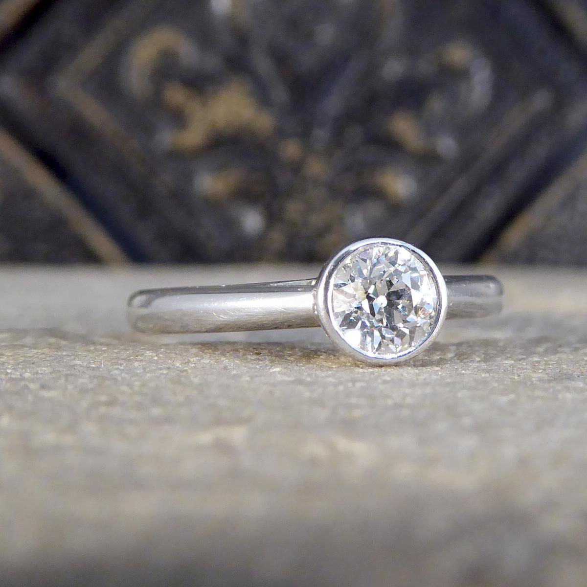 Cette magnifique bague solitaire à diamant en or blanc 18ct est l'incarnation même de l'élégance et de la simplicité, conçue pour ceux qui apprécient la beauté raffinée. La pièce centrale de cette bague exquise est un diamant de taille européenne
