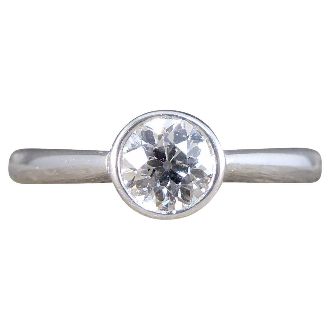 Bague solitaire sertie de diamants en or blanc 18 carats en vente