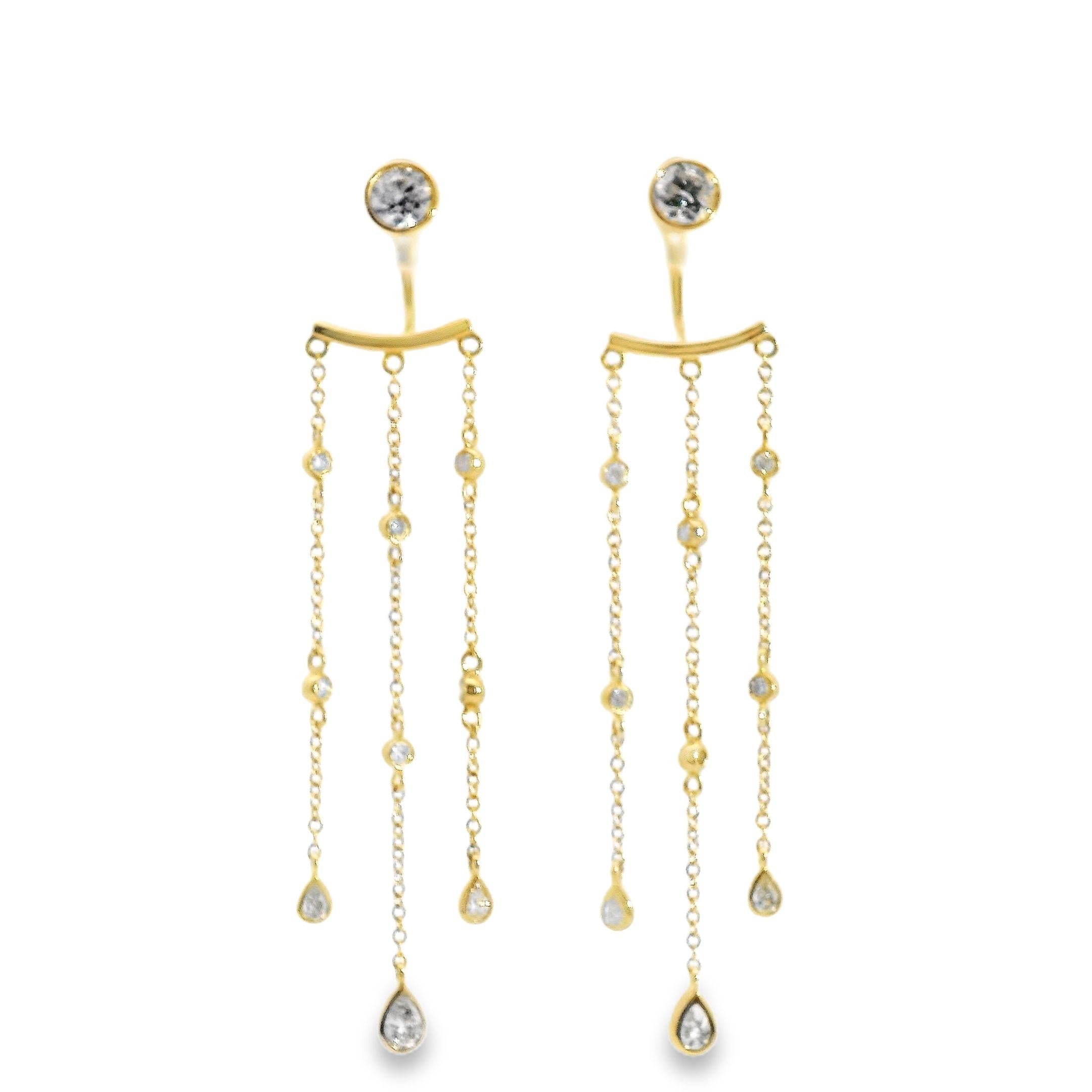 Questi orecchini di tendenza ridefiniscono il lusso e la maestria artigianale. Tre delicate catene in oro giallo 18 carati sono magistralmente collegate tra loro e scendono a cascata, creando un senso di movimento ipnotico. Su ogni maglia scintilla