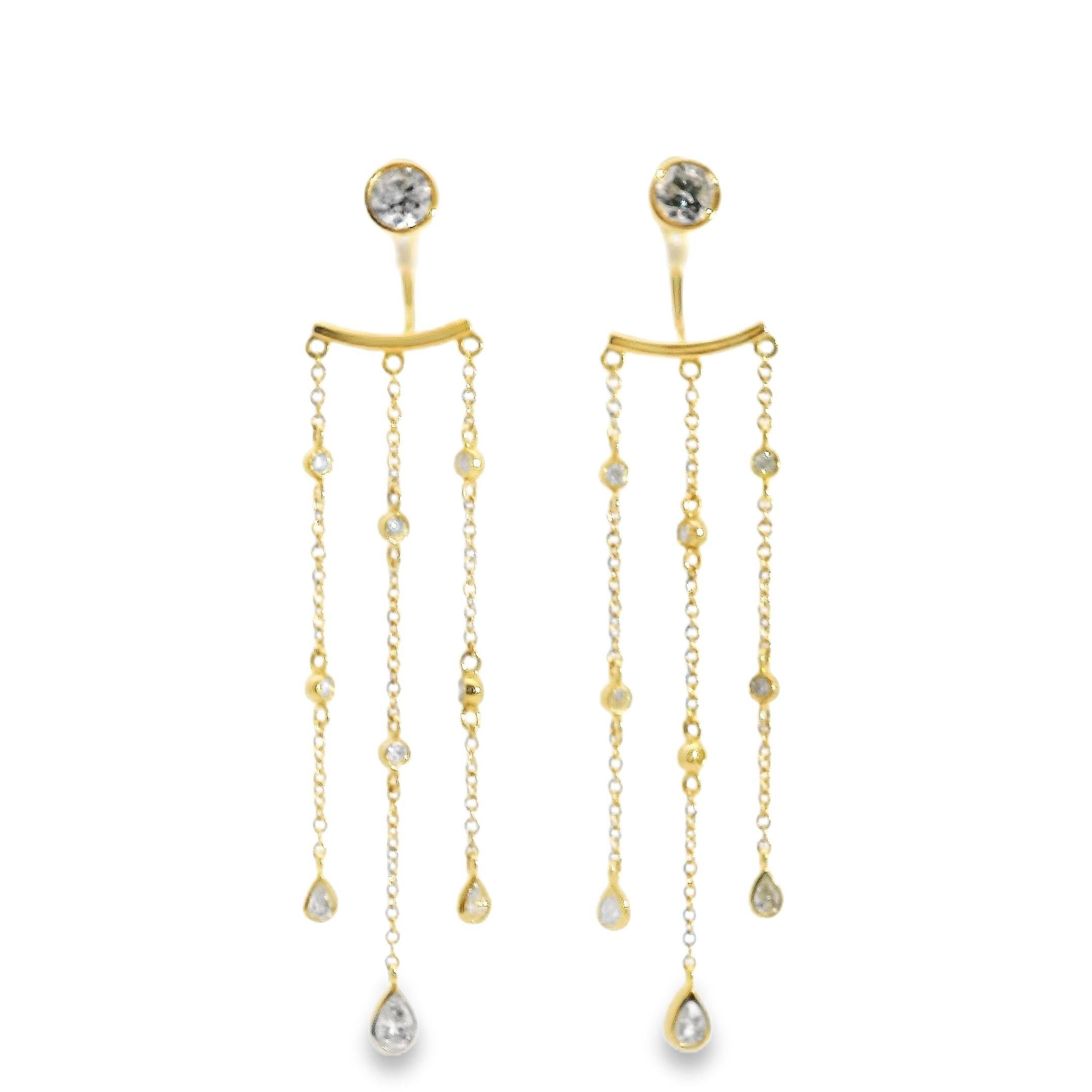 Contemporaneo Borchie con castone di diamanti e giacca a pioggia di diamanti in oro giallo 18K in vendita