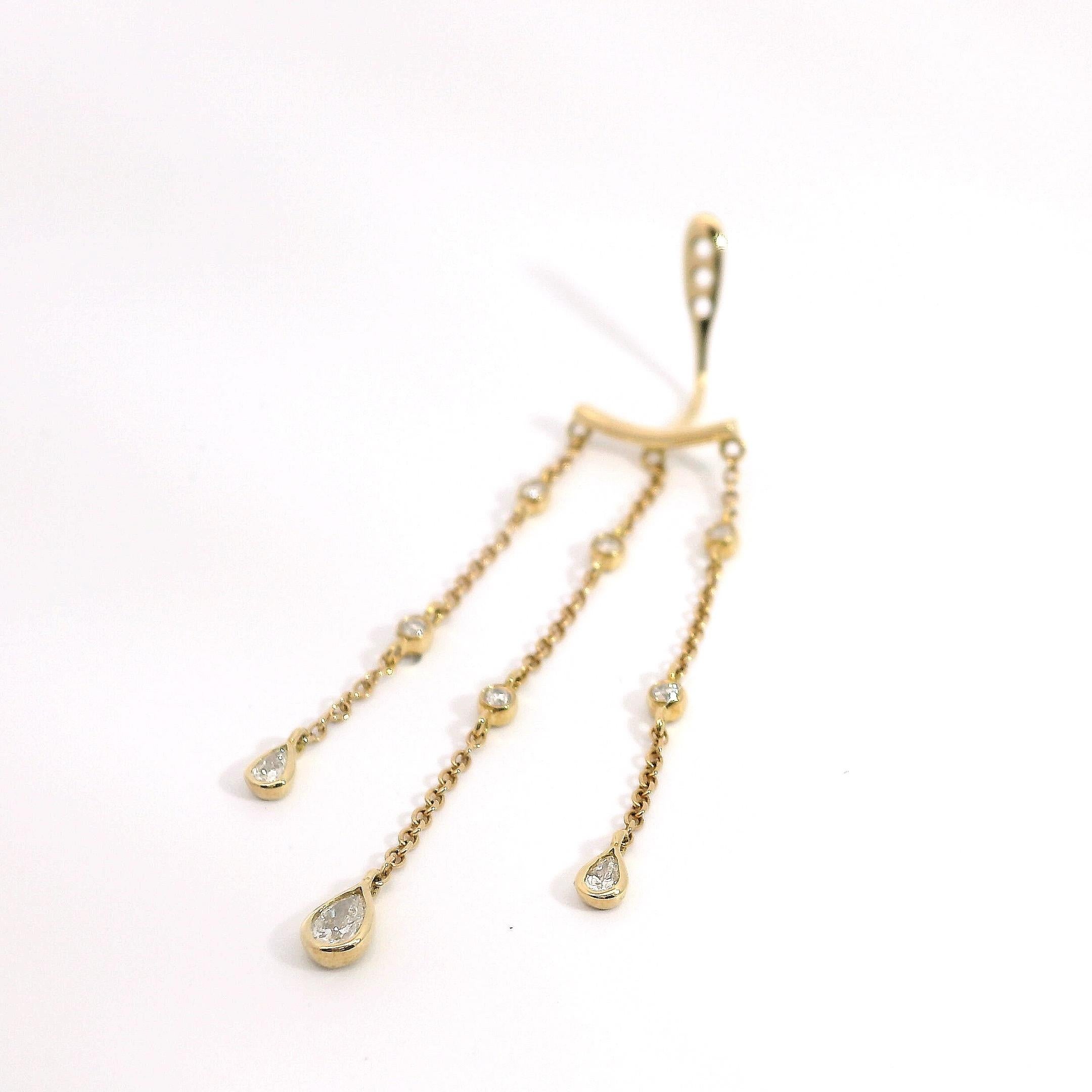 Taglio brillante Borchie con castone di diamanti e giacca a pioggia di diamanti in oro giallo 18K in vendita