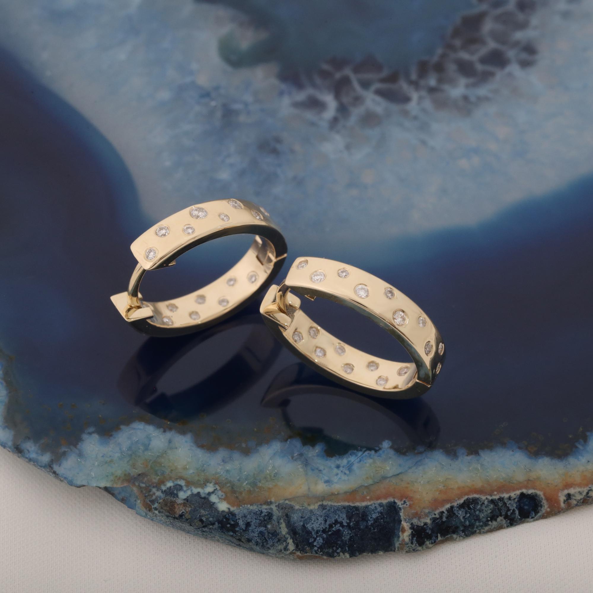Taglio rotondo Diamante con castone in oro massiccio Huggie Hoops in vendita