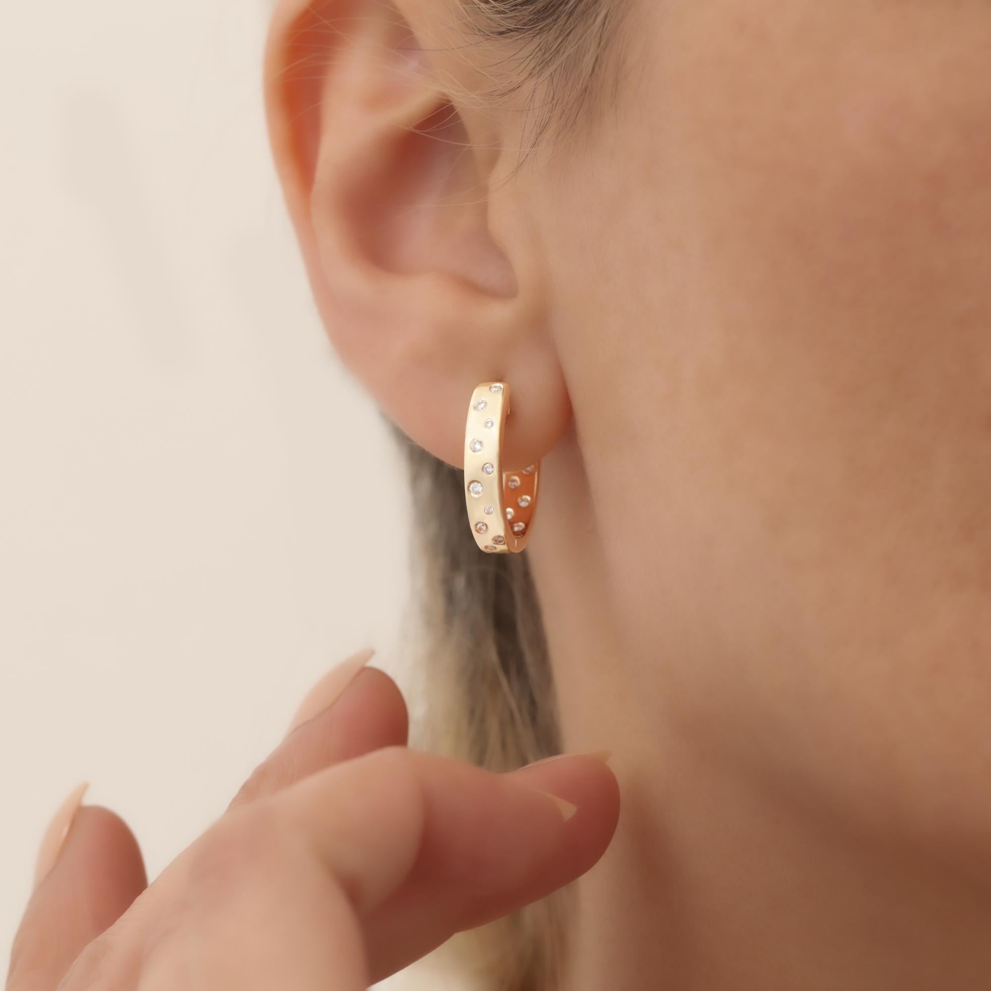 Diamante con castone in oro massiccio Huggie Hoops In condizioni Nuovo in vendita a Fatih, 34