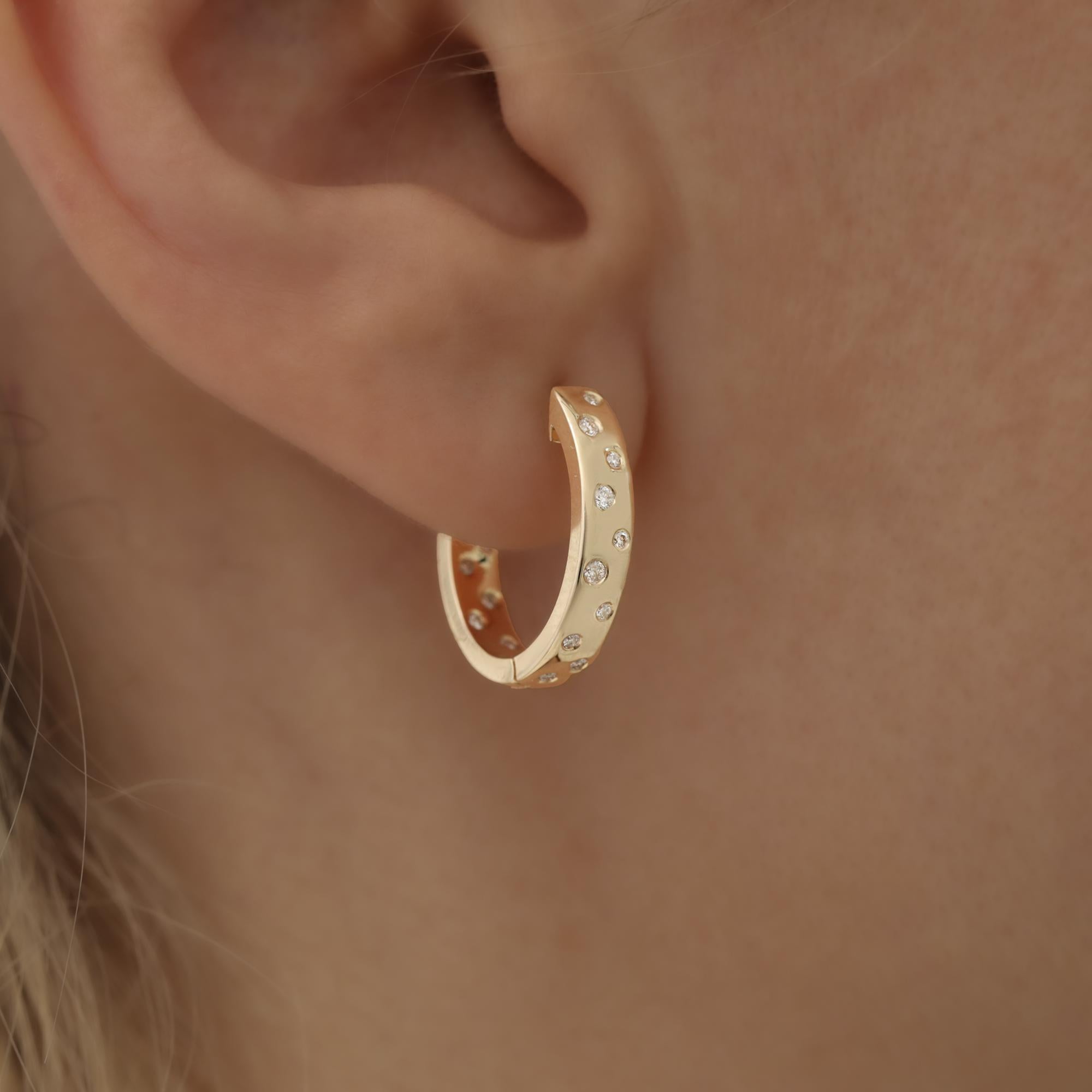 Donna Diamante con castone in oro massiccio Huggie Hoops in vendita