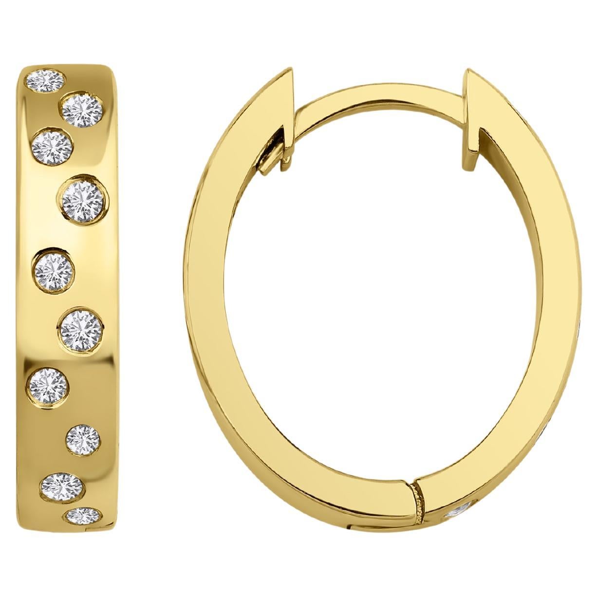 Diamante con castone in oro massiccio Huggie Hoops in vendita