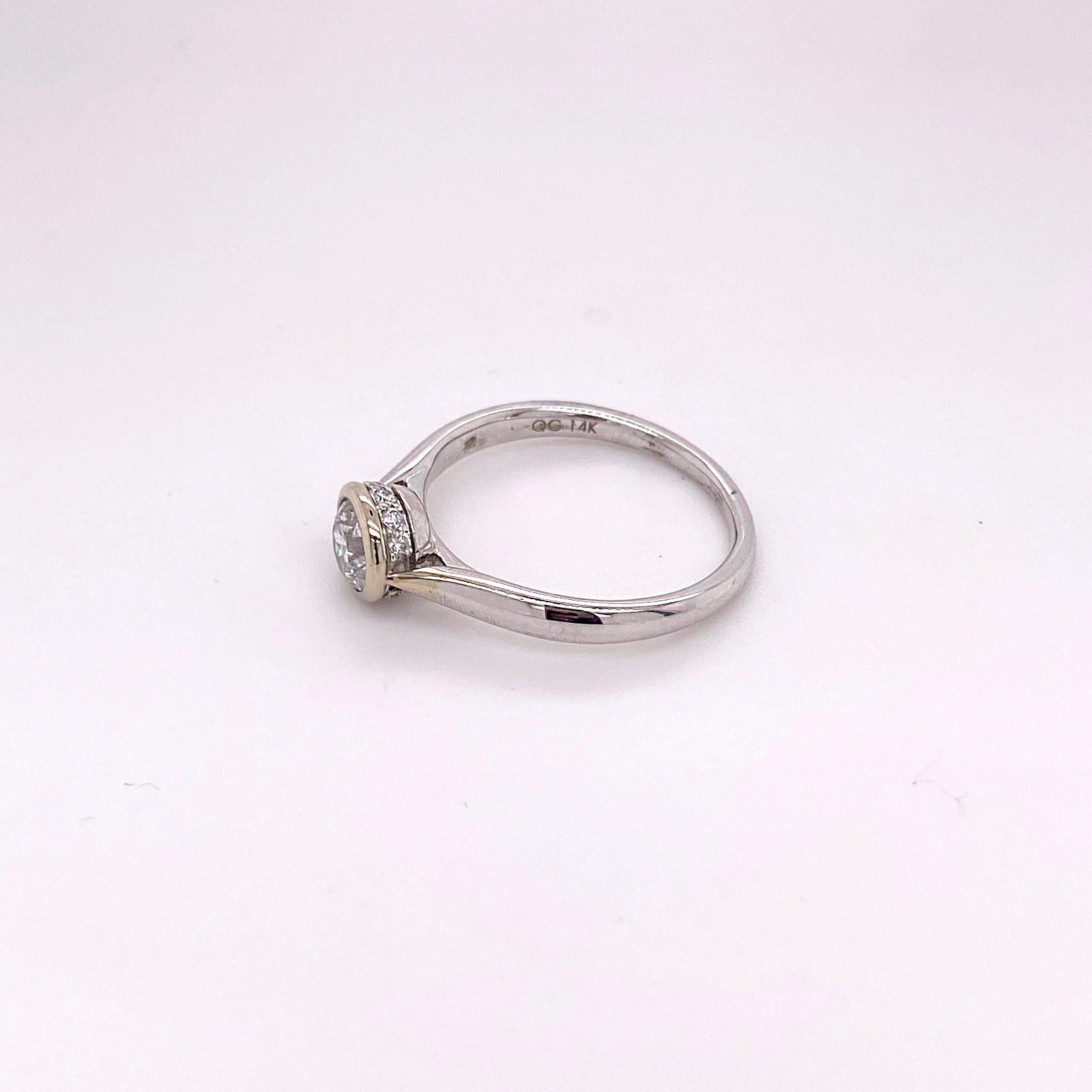 Moderne Bague de fiançailles solitaire à chaton en or blanc avec diamants et halo caché de 0,59 carat en vente